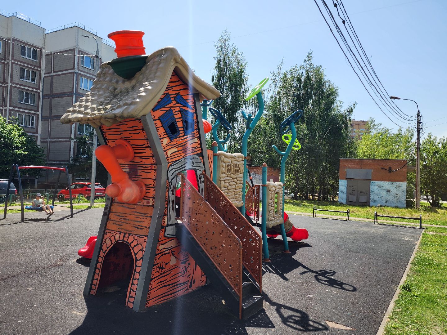 чехов,  улица береговая 39, детская площадка, опора освещения, наклонившийся столб, провода над детской площадкой, устранить проблему, мбу чеховское благоустройство, нависающие провода, обращения жителей,