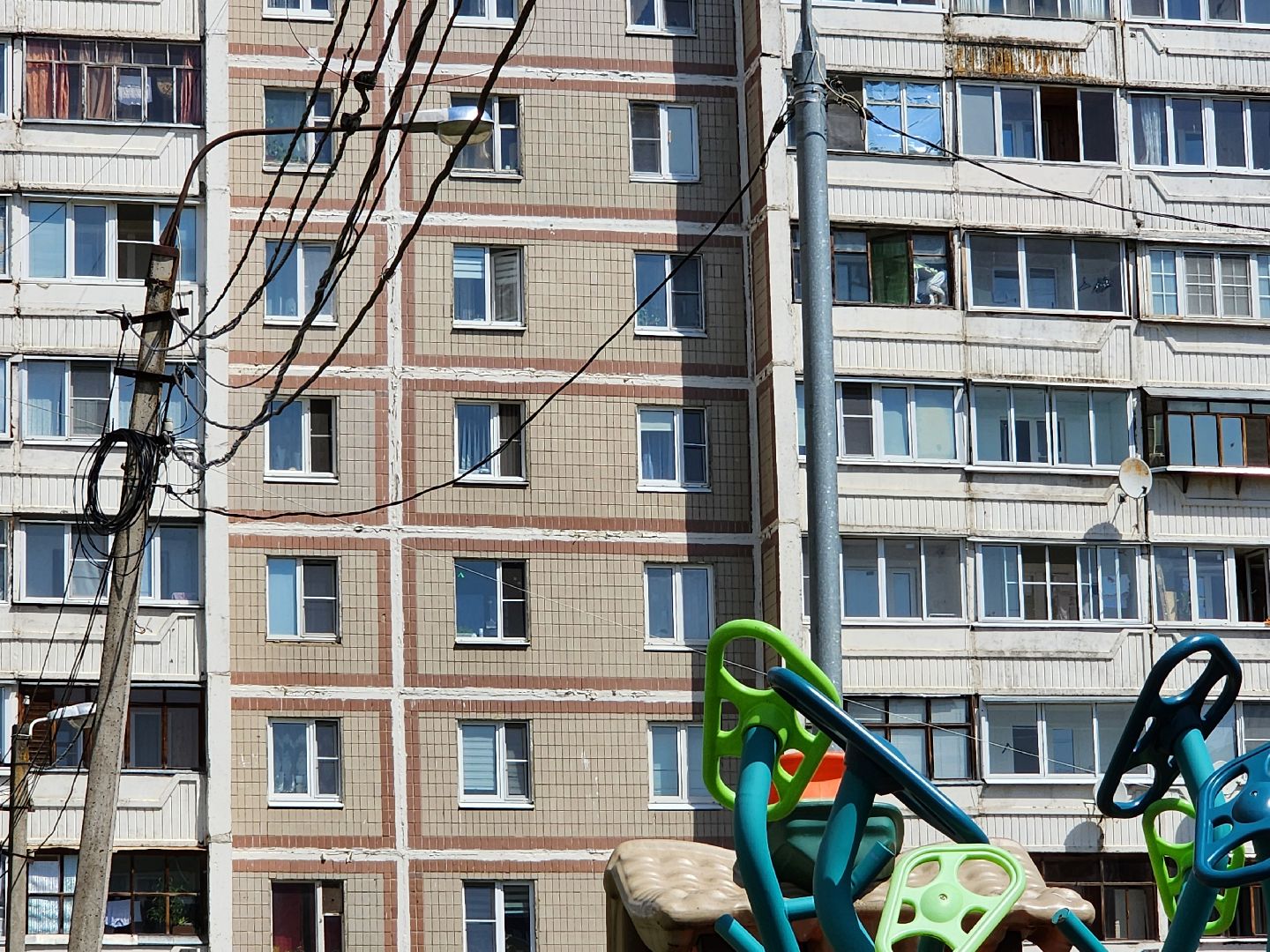 чехов,  улица береговая 39, детская площадка, опора освещения, наклонившийся столб, провода над детской площадкой, устранить проблему, мбу чеховское благоустройство, нависающие провода, обращения жителей,