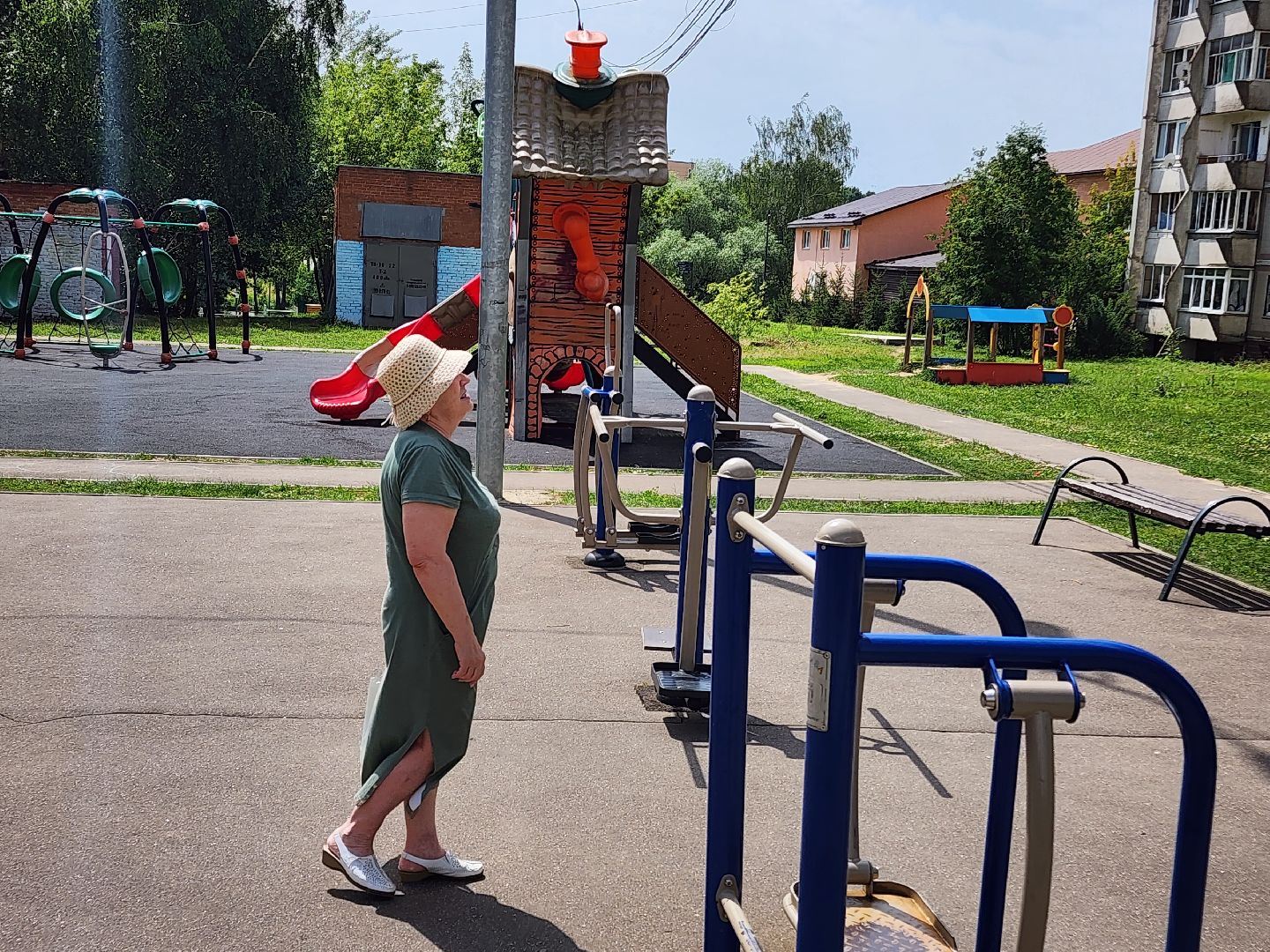 чехов,  улица береговая 39, детская площадка, опора освещения, наклонившийся столб, провода над детской площадкой, устранить проблему, мбу чеховское благоустройство, нависающие провода, обращения жителей,