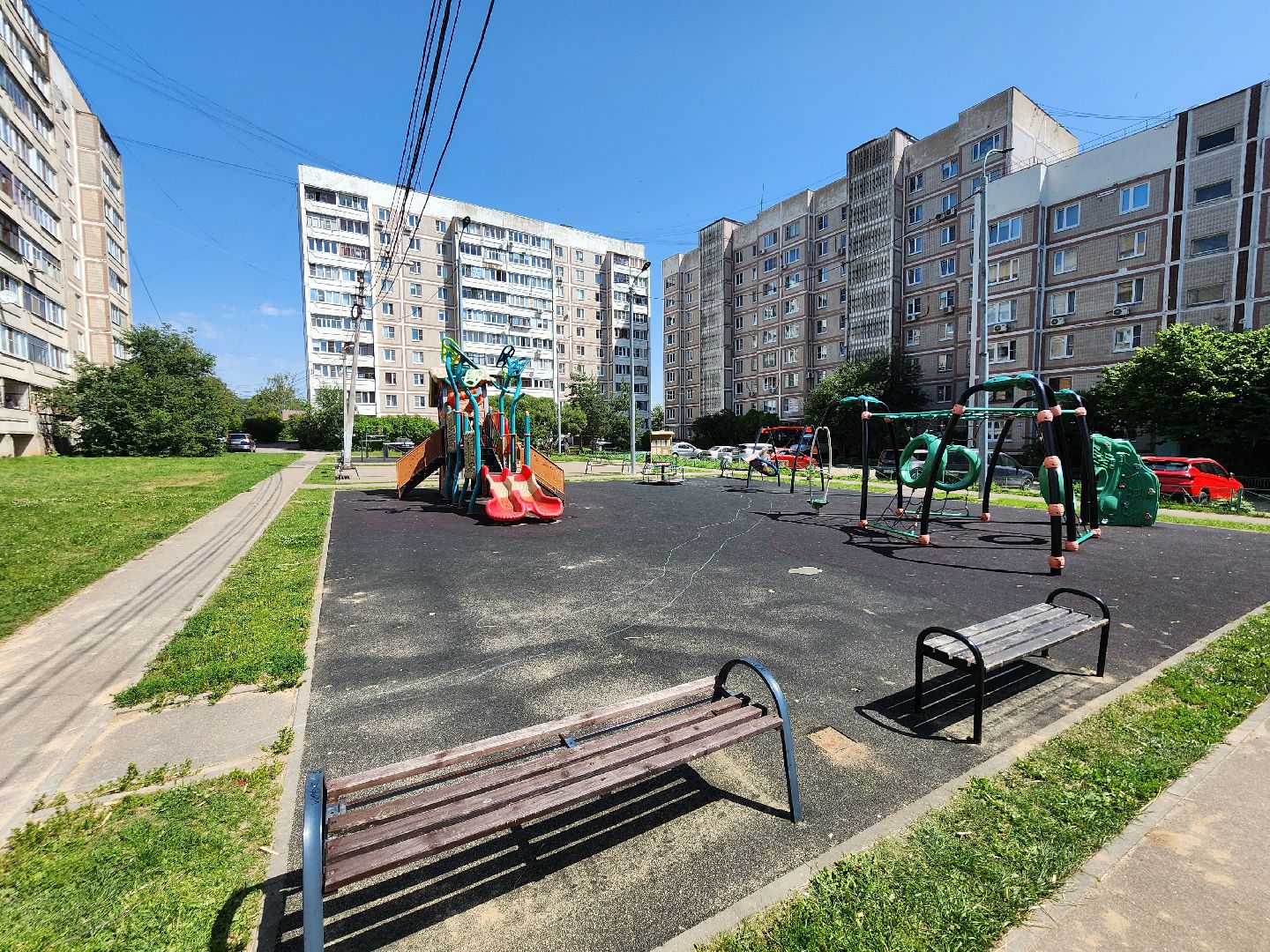 чехов,  улица береговая 39, детская площадка, опора освещения, наклонившийся столб, провода над детской площадкой, устранить проблему, мбу чеховское благоустройство, нависающие провода, обращения жителей,