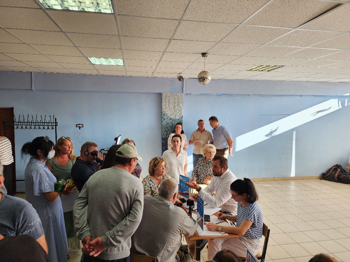 чехов,  выездная администрация, васькино, улица полевая, контейнерная площадка, вывоз мусора, обращение с отходами,  региональный оператор, график вывоза тко, мария стойнова, зам главы округа виталий шишкин,встреча с жителями, обращения граждан,