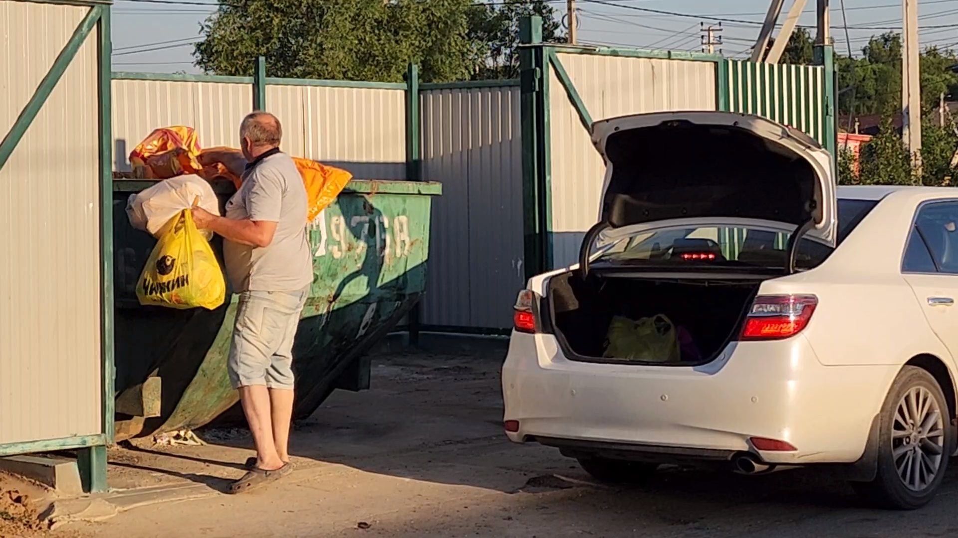 чехов,  выездная администрация, васькино, улица полевая, контейнерная площадка, вывоз мусора, обращение с отходами,  региональный оператор, график вывоза тко, мария стойнова, зам главы округа виталий шишкин,встреча с жителями, обращения граждан,