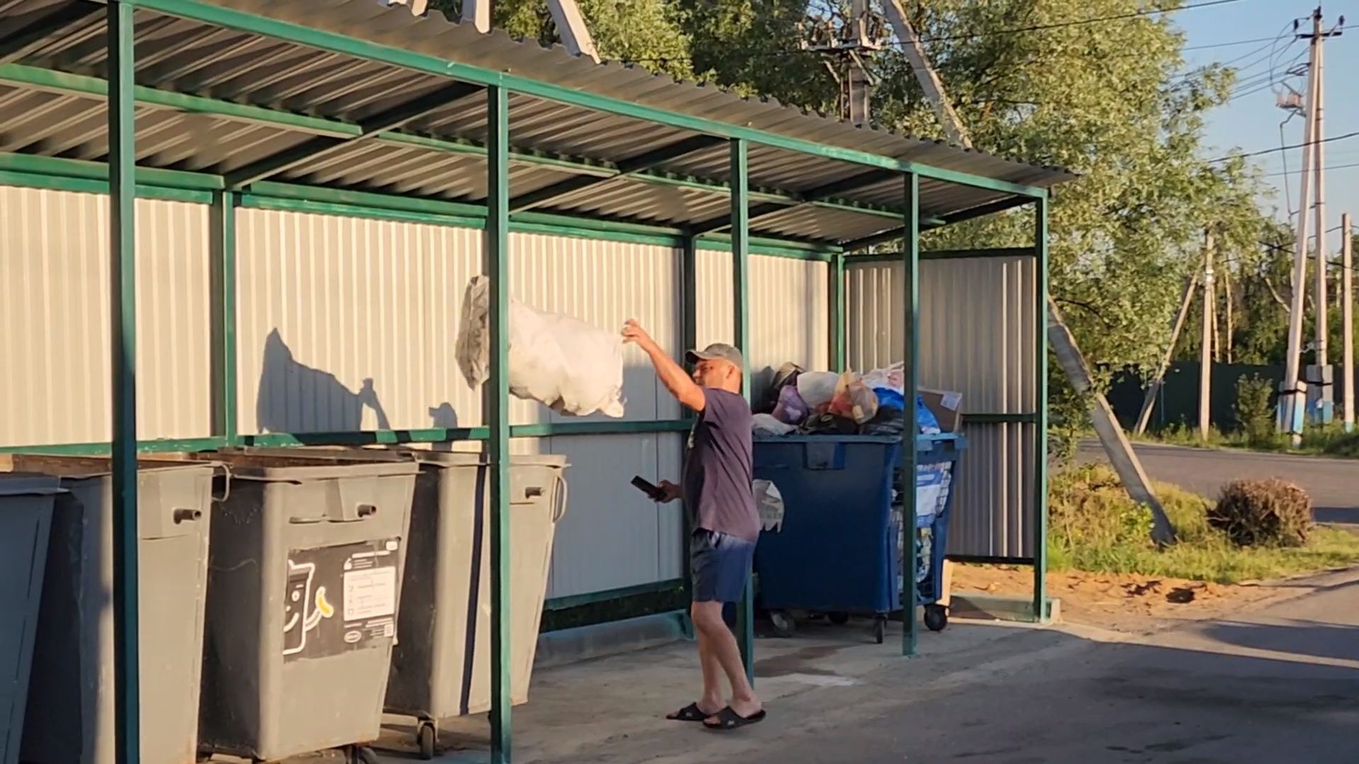 чехов,  выездная администрация, васькино, улица полевая, контейнерная площадка, вывоз мусора, обращение с отходами,  региональный оператор, график вывоза тко, мария стойнова, зам главы округа виталий шишкин,встреча с жителями, обращения граждан,