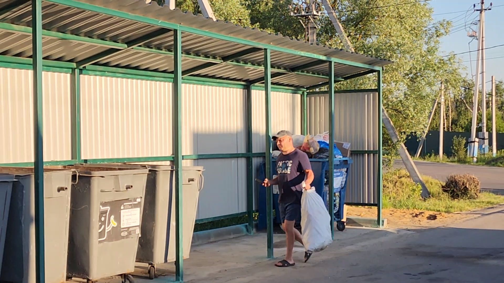 чехов,  выездная администрация, васькино, улица полевая, контейнерная площадка, вывоз мусора, обращение с отходами,  региональный оператор, график вывоза тко, мария стойнова, зам главы округа виталий шишкин,встреча с жителями, обращения граждан,