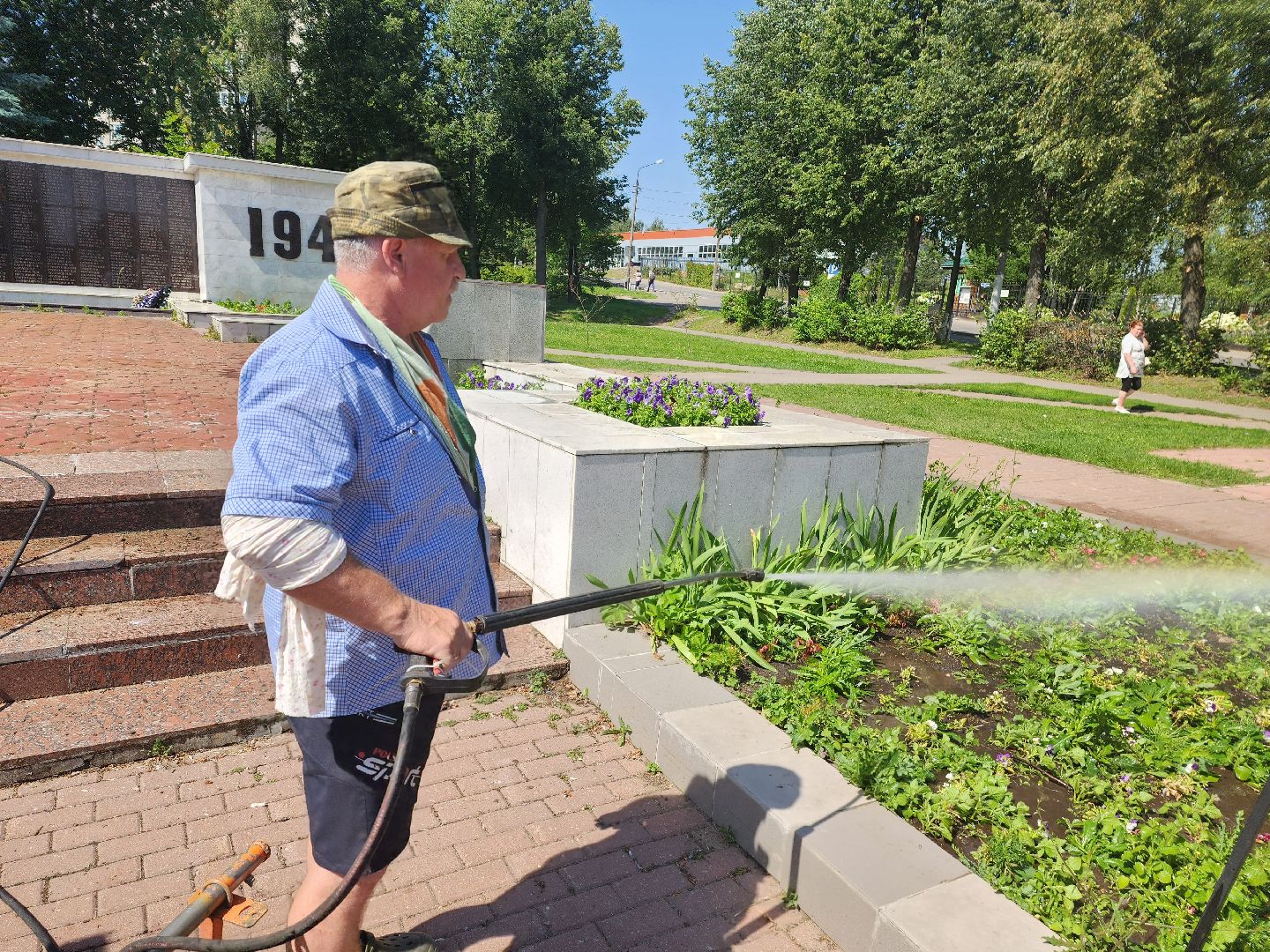 красноармейск, городской округ пушкинский, поливальная машина, жара, клумбы,