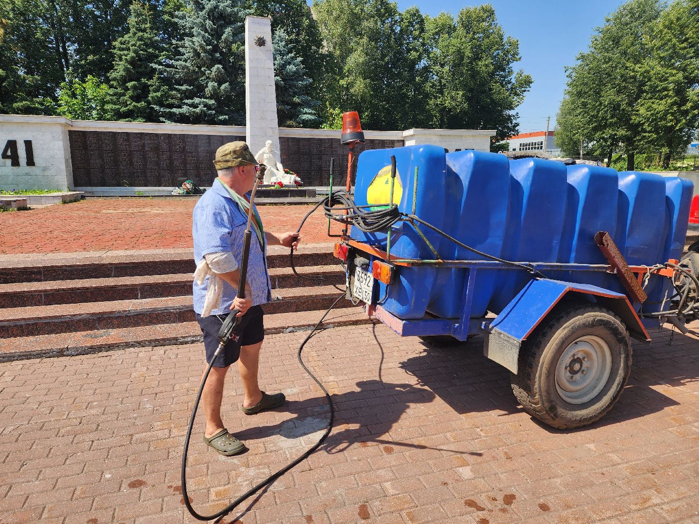 красноармейск, городской округ пушкинский, поливальная машина, жара, клумбы,