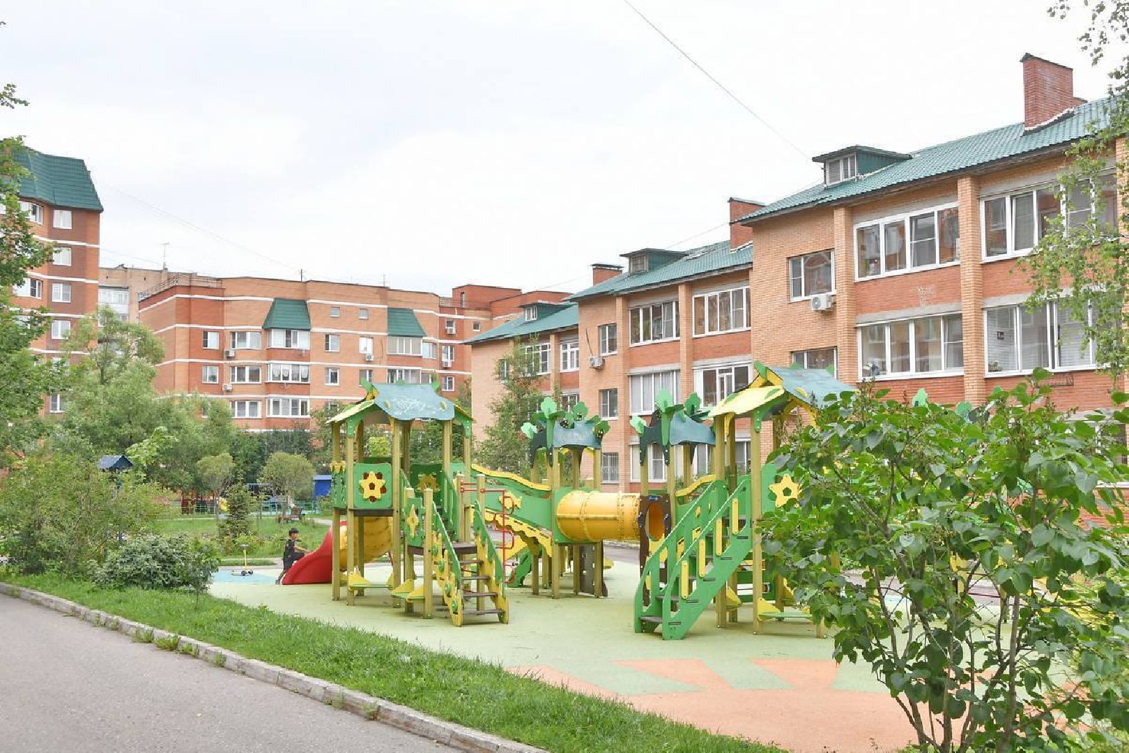 благоустройство территории,   власиха березка, микрорайон березка, микрорайон березка власиха, цветники в березке,