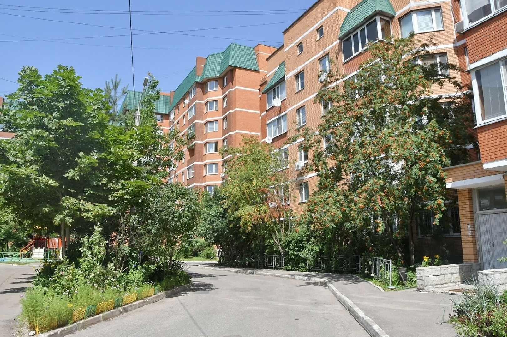 благоустройство территории,   власиха березка, микрорайон березка, микрорайон березка власиха, цветники в березке,