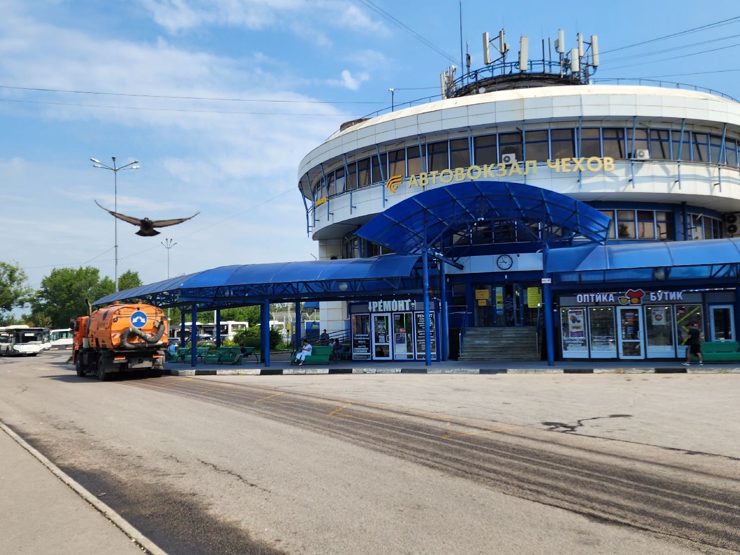 чехов, привокзальная площадь, мосавтодор, уборка площади, очистка от мусора, увлажнение проезжей части, спецтехника, содержание территорий, мбу чеховское благоустройство,