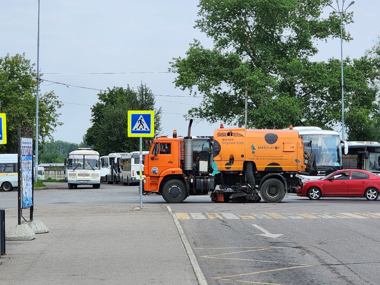 чехов, привокзальная площадь, мосавтодор, уборка площади, очистка от мусора, увлажнение проезжей части, спецтехника, содержание территорий, мбу чеховское благоустройство,