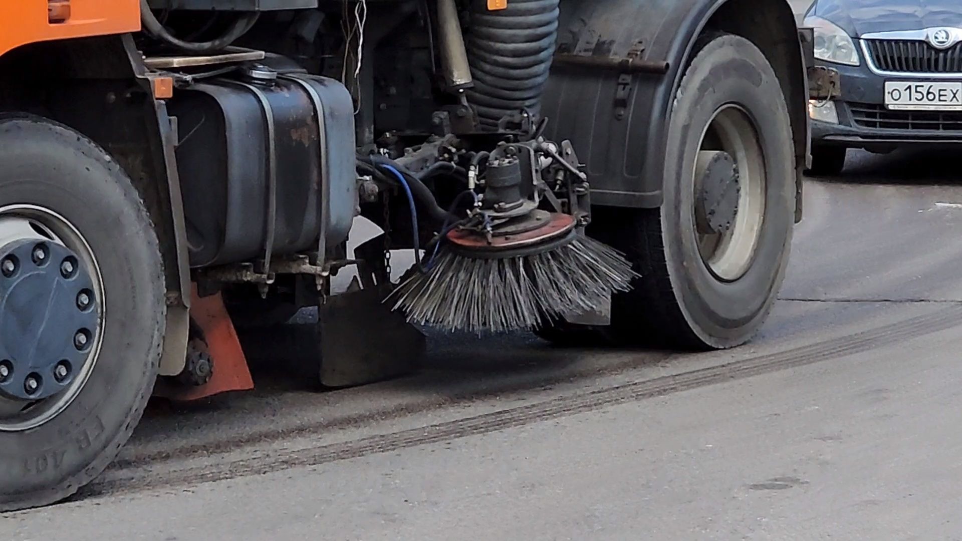чехов, привокзальная площадь, мосавтодор, уборка площади, очистка от мусора, увлажнение проезжей части, спецтехника, содержание территорий, мбу чеховское благоустройство,