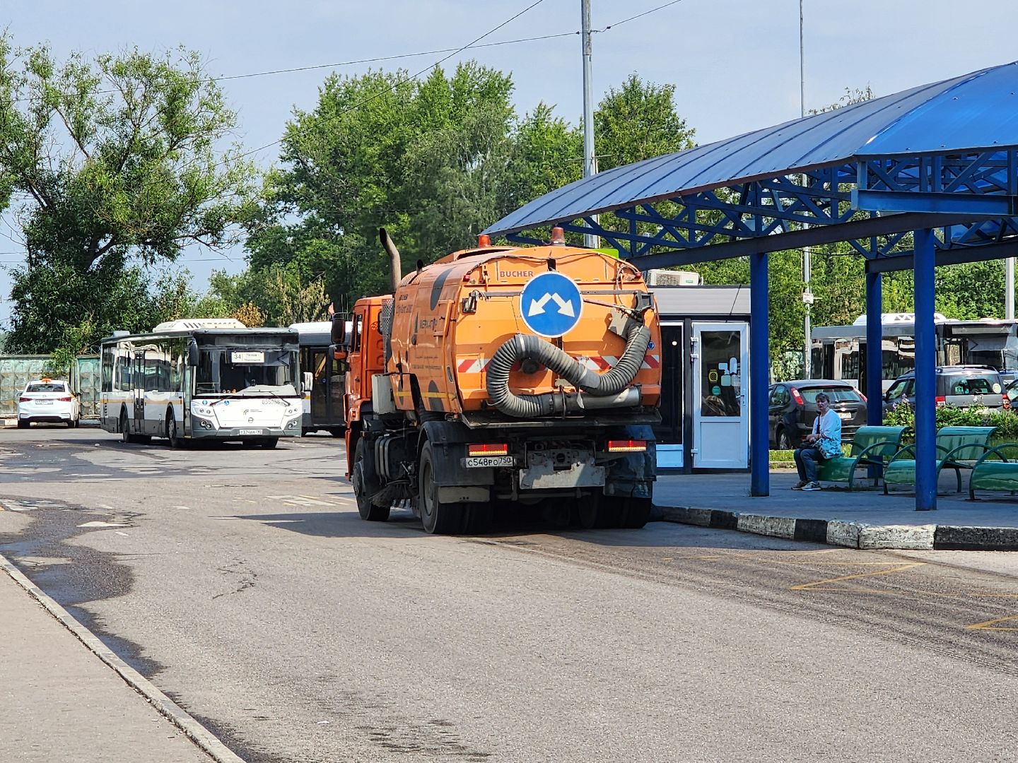чехов, привокзальная площадь, мосавтодор, уборка площади, очистка от мусора, увлажнение проезжей части, спецтехника, содержание территорий, мбу чеховское благоустройство,