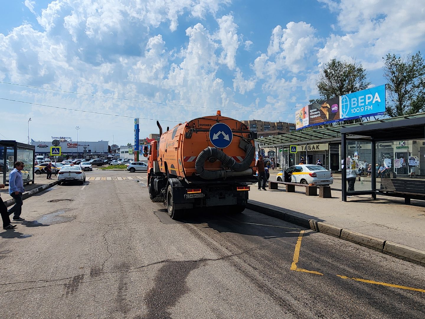 чехов, привокзальная площадь, мосавтодор, уборка площади, очистка от мусора, увлажнение проезжей части, спецтехника, содержание территорий, мбу чеховское благоустройство,