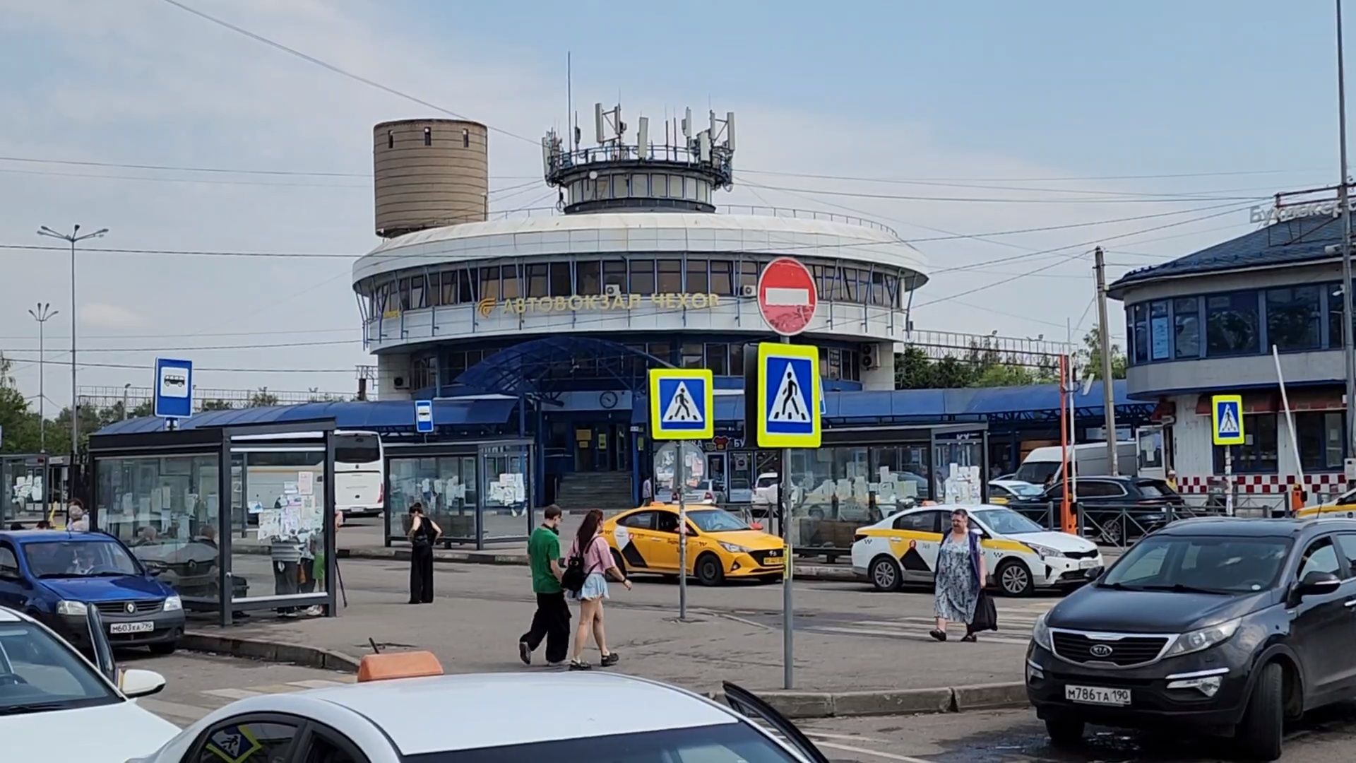 чехов, привокзальная площадь, мосавтодор, уборка площади, очистка от мусора, увлажнение проезжей части, спецтехника, содержание территорий, мбу чеховское благоустройство,