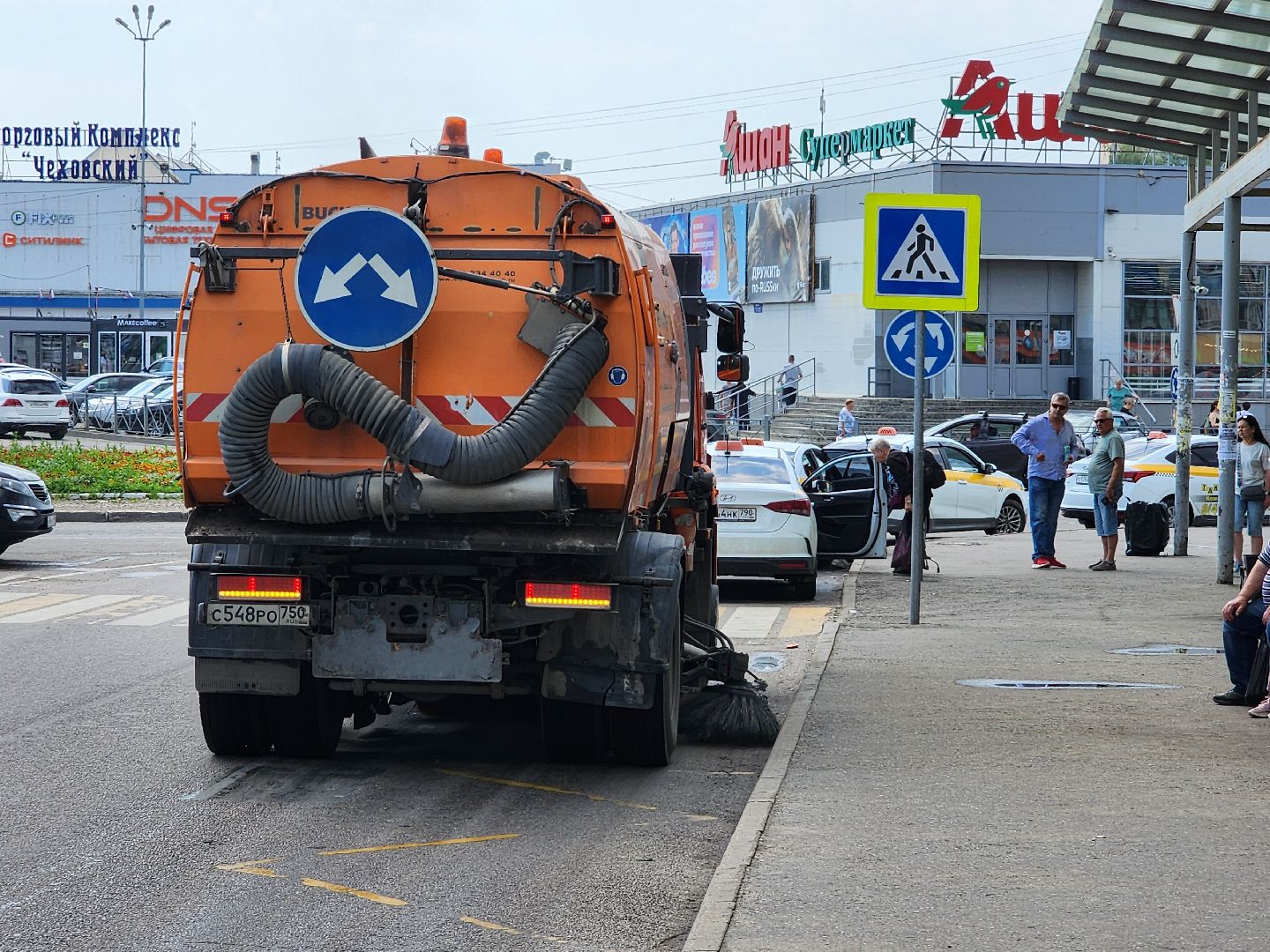чехов, привокзальная площадь, мосавтодор, уборка площади, очистка от мусора, увлажнение проезжей части, спецтехника, содержание территорий, мбу чеховское благоустройство,