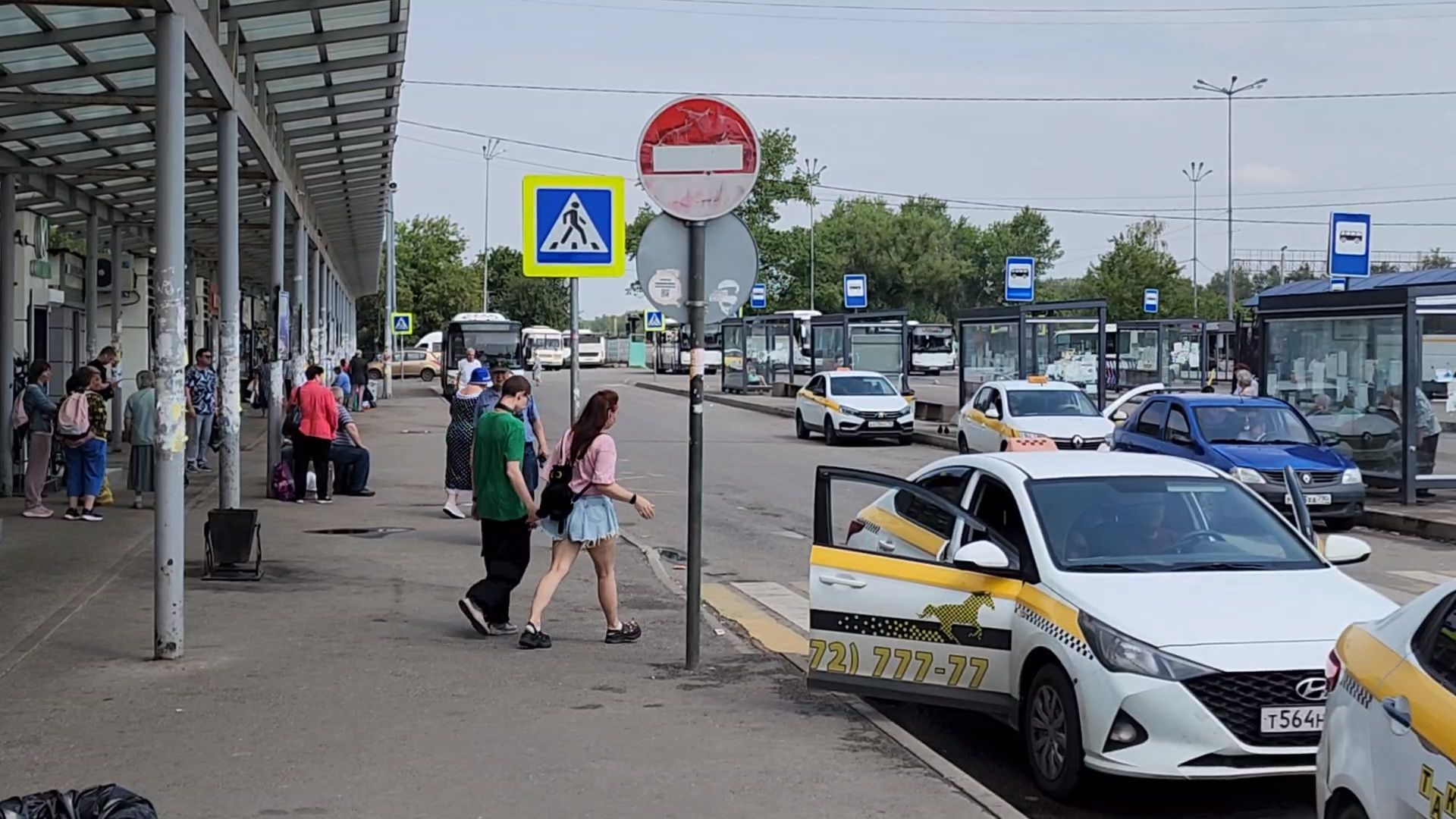 чехов, привокзальная площадь, мосавтодор, уборка площади, очистка от мусора, увлажнение проезжей части, спецтехника, содержание территорий, мбу чеховское благоустройство,