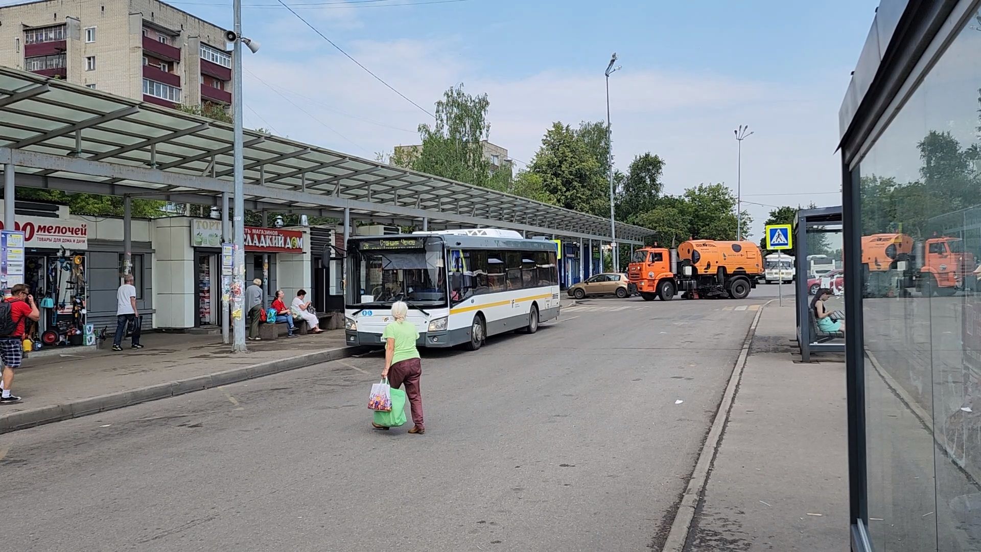 чехов, привокзальная площадь, мосавтодор, уборка площади, очистка от мусора, увлажнение проезжей части, спецтехника, содержание территорий, мбу чеховское благоустройство,