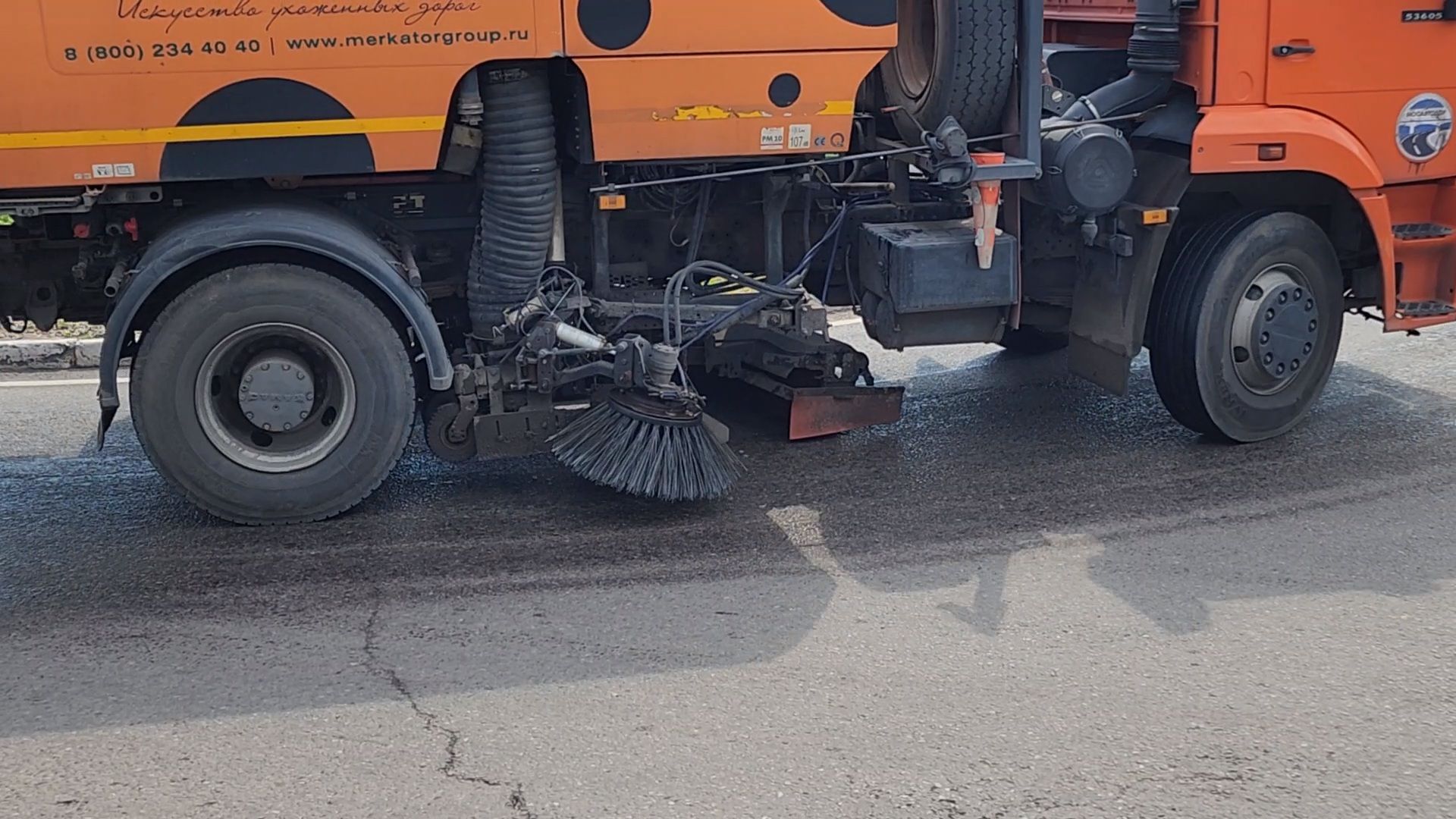 чехов, привокзальная площадь, мосавтодор, уборка площади, очистка от мусора, увлажнение проезжей части, спецтехника, содержание территорий, мбу чеховское благоустройство,