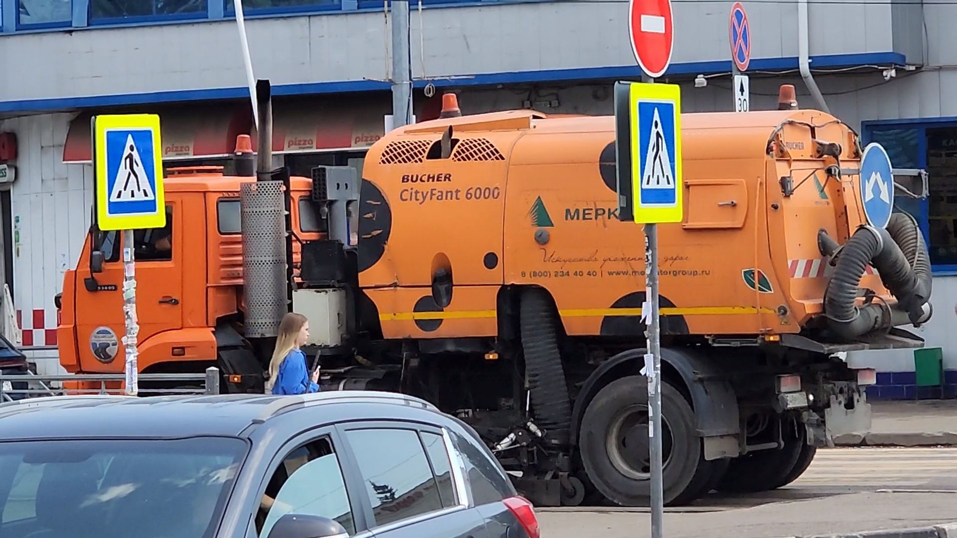 чехов, привокзальная площадь, мосавтодор, уборка площади, очистка от мусора, увлажнение проезжей части, спецтехника, содержание территорий, мбу чеховское благоустройство,