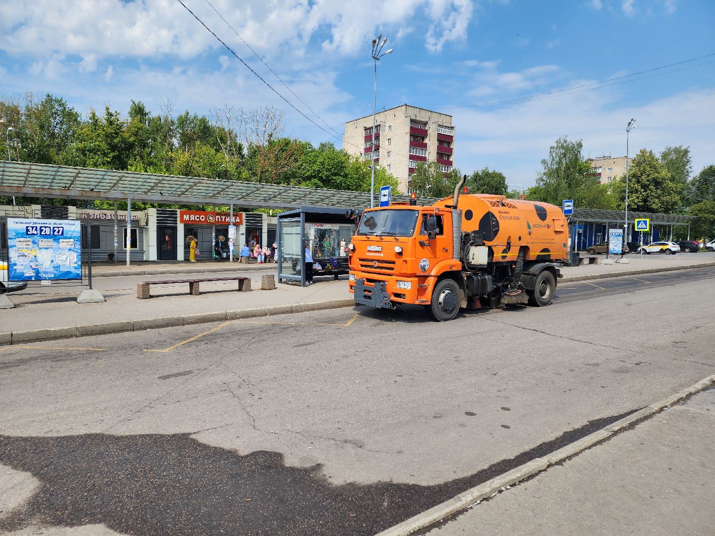 чехов, привокзальная площадь, мосавтодор, уборка площади, очистка от мусора, увлажнение проезжей части, спецтехника, содержание территорий, мбу чеховское благоустройство,
