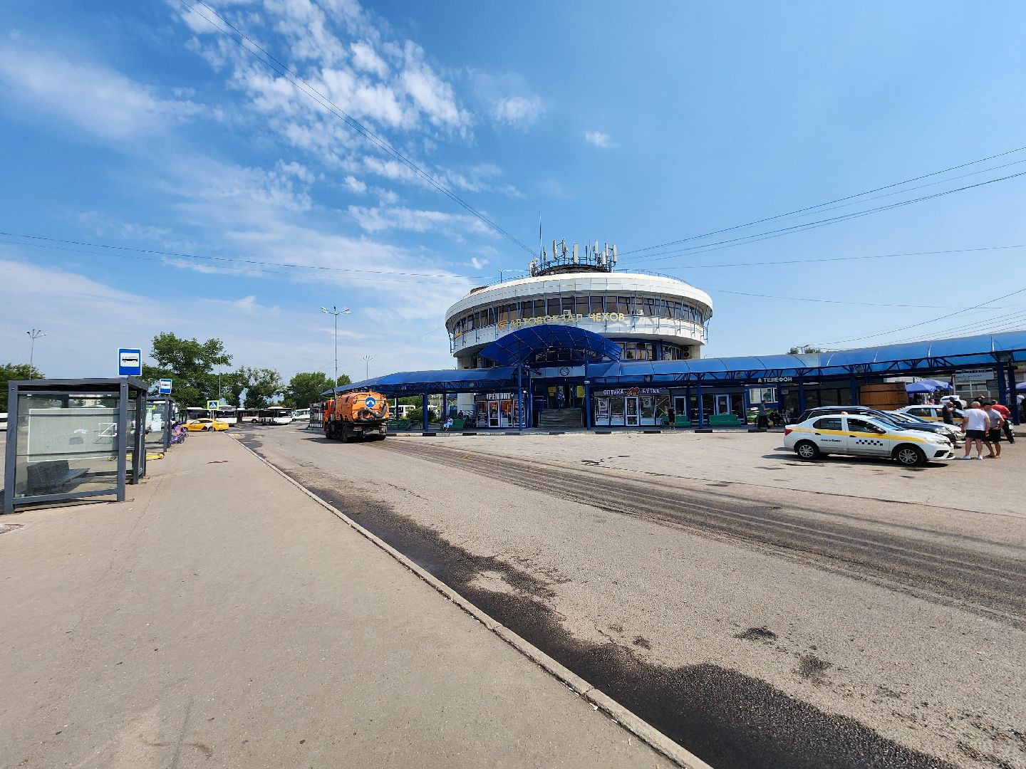 чехов, привокзальная площадь, мосавтодор, уборка площади, очистка от мусора, увлажнение проезжей части, спецтехника, содержание территорий, мбу чеховское благоустройство,