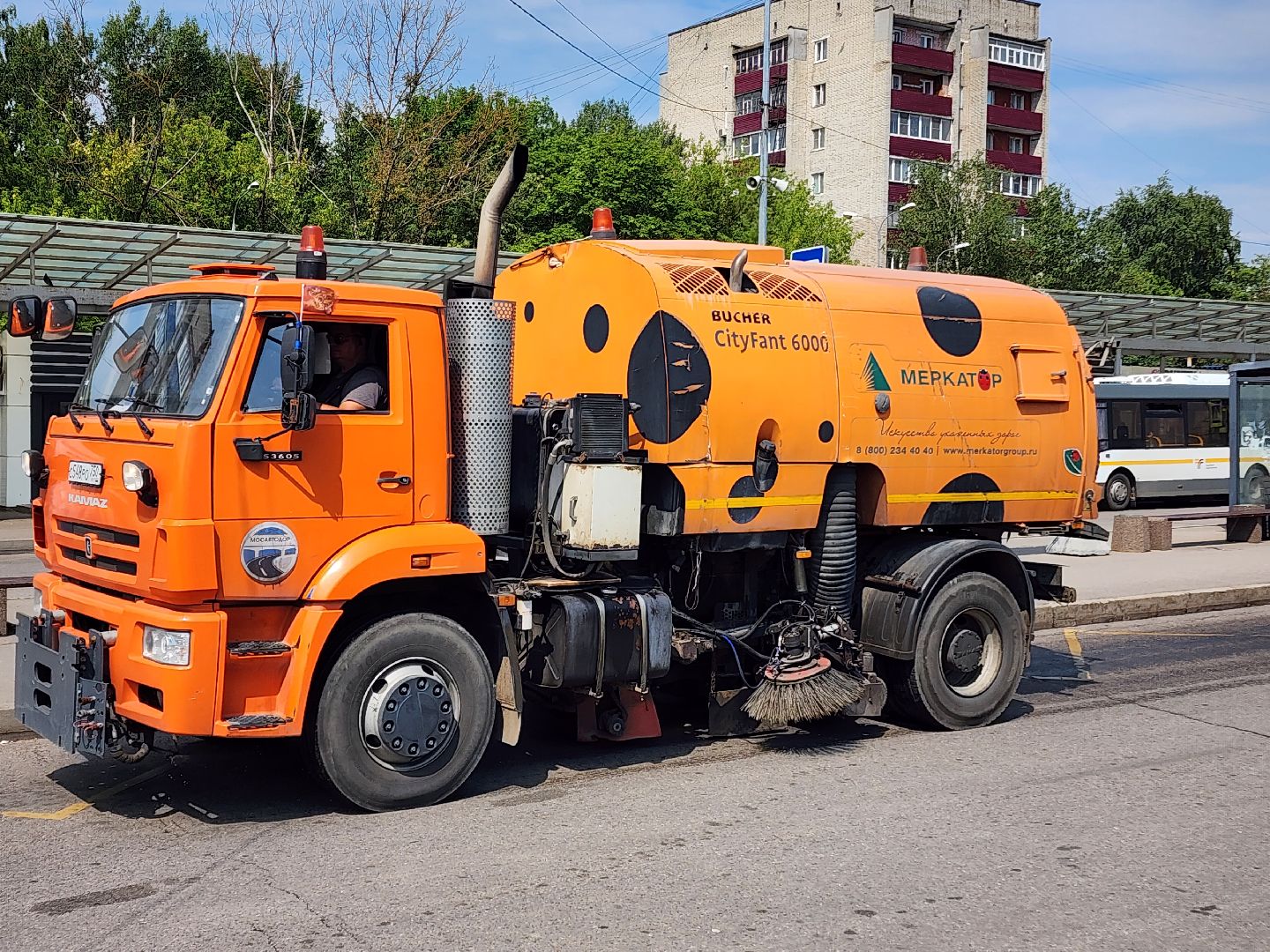 чехов, привокзальная площадь, мосавтодор, уборка площади, очистка от мусора, увлажнение проезжей части, спецтехника, содержание территорий, мбу чеховское благоустройство,