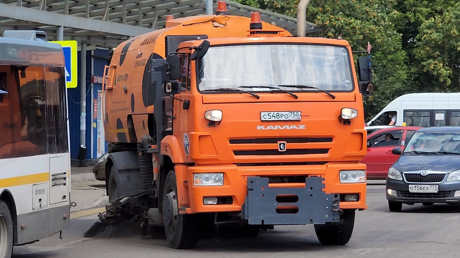 чехов, привокзальная площадь, мосавтодор, уборка площади, очистка от мусора, увлажнение проезжей части, спецтехника, содержание территорий, мбу чеховское благоустройство,