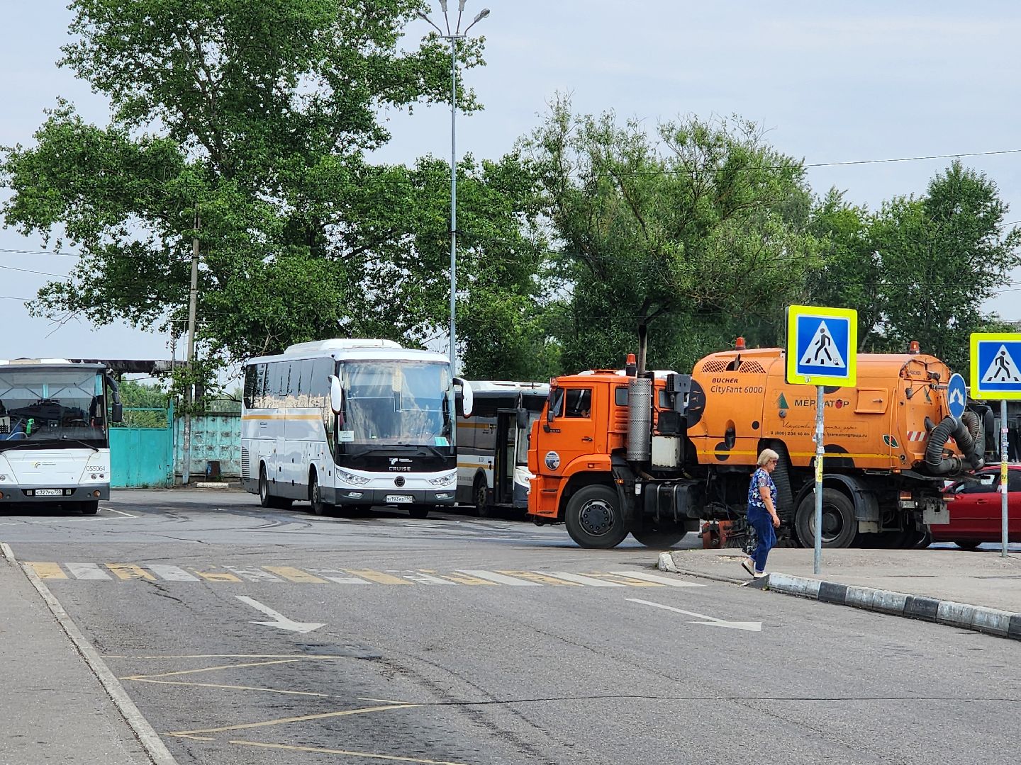 чехов, привокзальная площадь, мосавтодор, уборка площади, очистка от мусора, увлажнение проезжей части, спецтехника, содержание территорий, мбу чеховское благоустройство,
