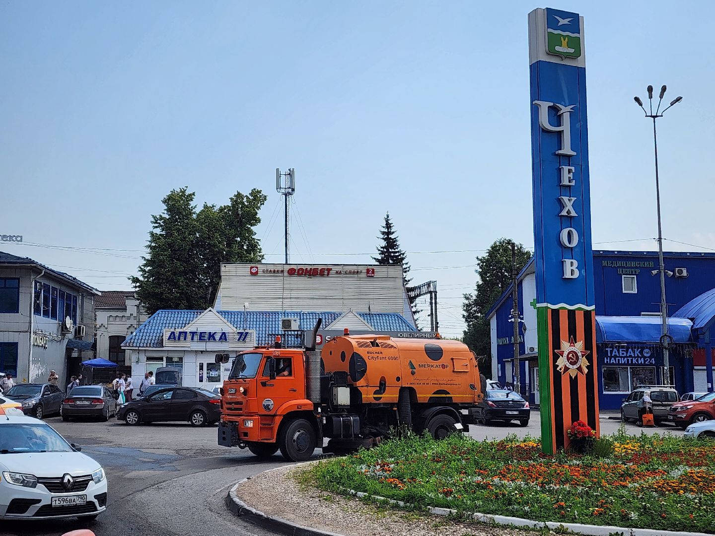 чехов, привокзальная площадь, мосавтодор, уборка площади, очистка от мусора, увлажнение проезжей части, спецтехника, содержание территорий, мбу чеховское благоустройство,