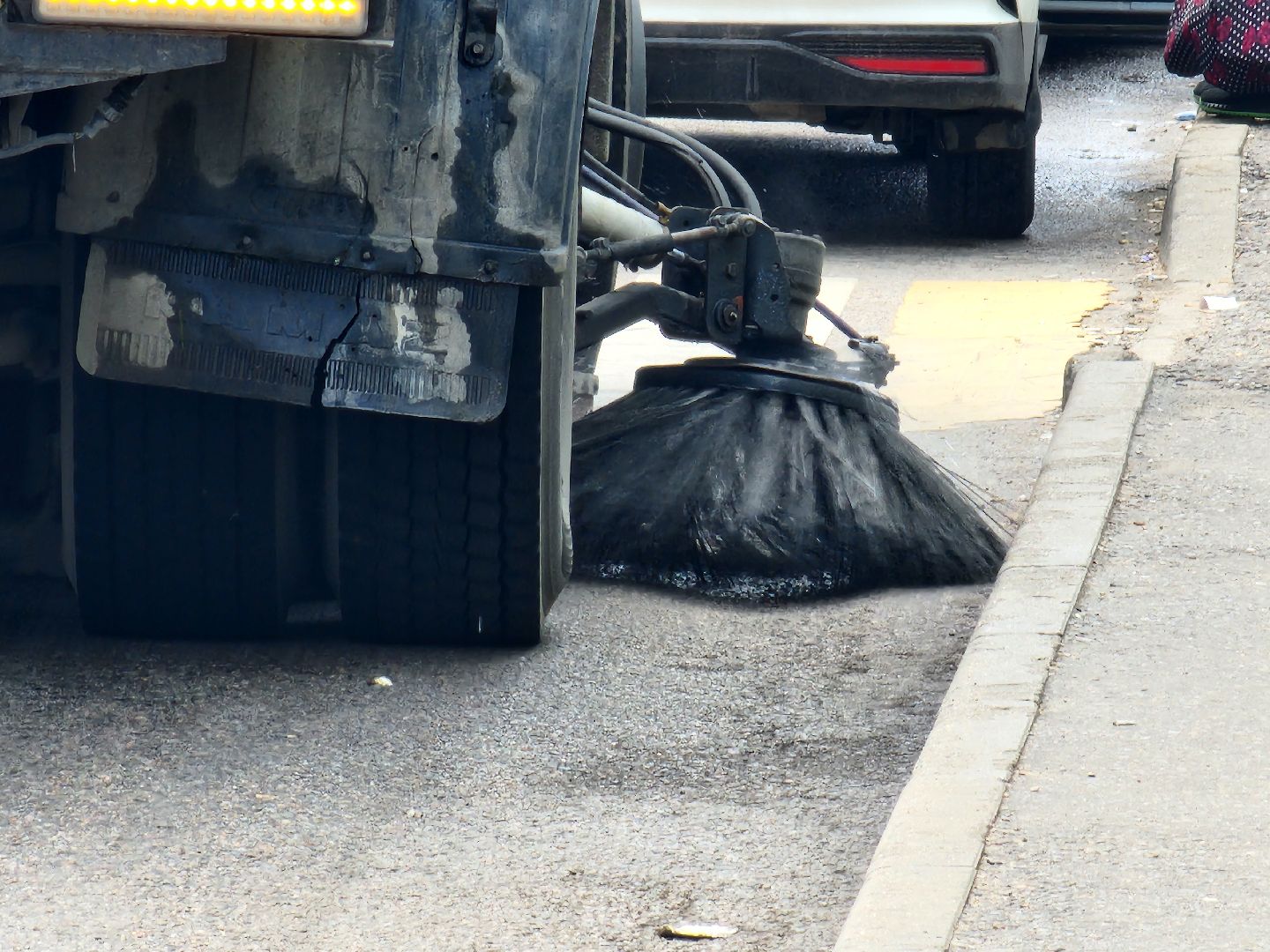 чехов, привокзальная площадь, мосавтодор, уборка площади, очистка от мусора, увлажнение проезжей части, спецтехника, содержание территорий, мбу чеховское благоустройство,