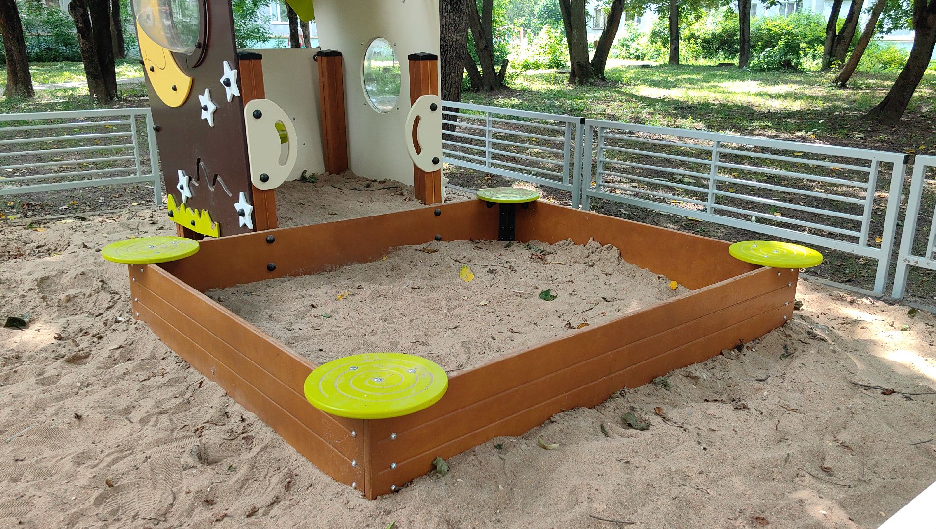 детская площадка, качели, песочница, лавочки,  безопасный регион,