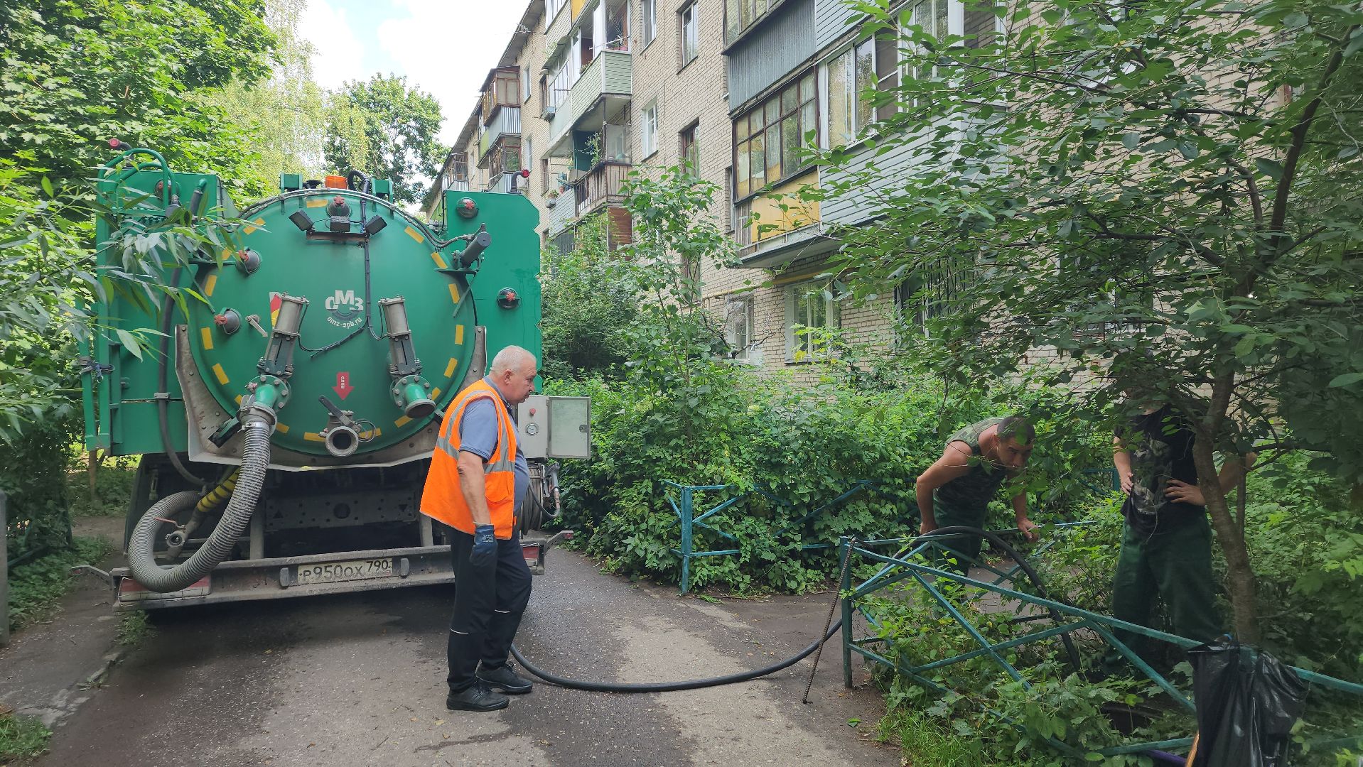 вертикалки, пушкино, засор канализации, засоры, ликвидация утечки, канализационные колодцы, канализационные сети,коммунальная служба,коммунальная техника,