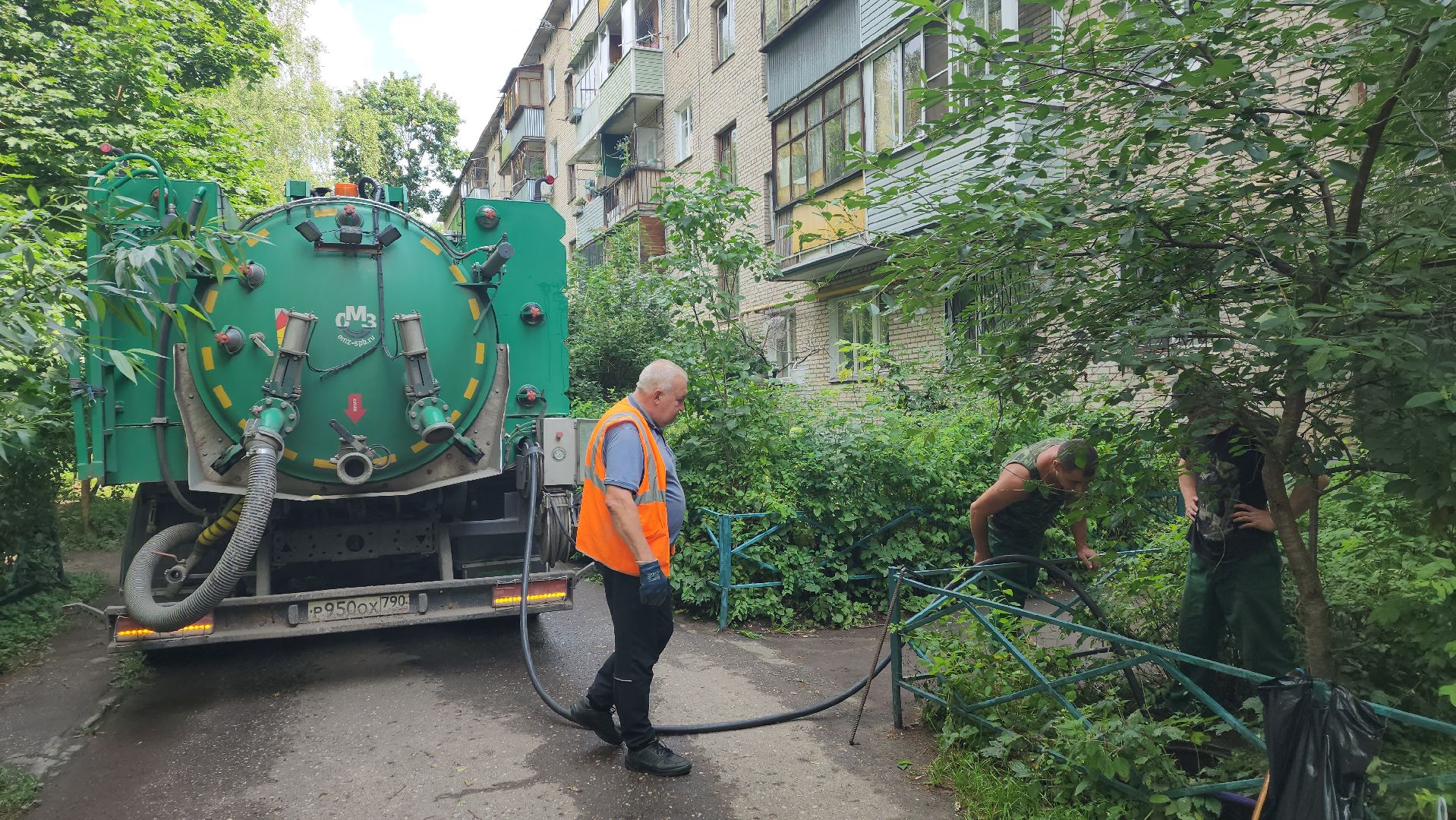 вертикалки, пушкино, засор канализации, засоры, ликвидация утечки, канализационные колодцы, канализационные сети,коммунальная служба,коммунальная техника,