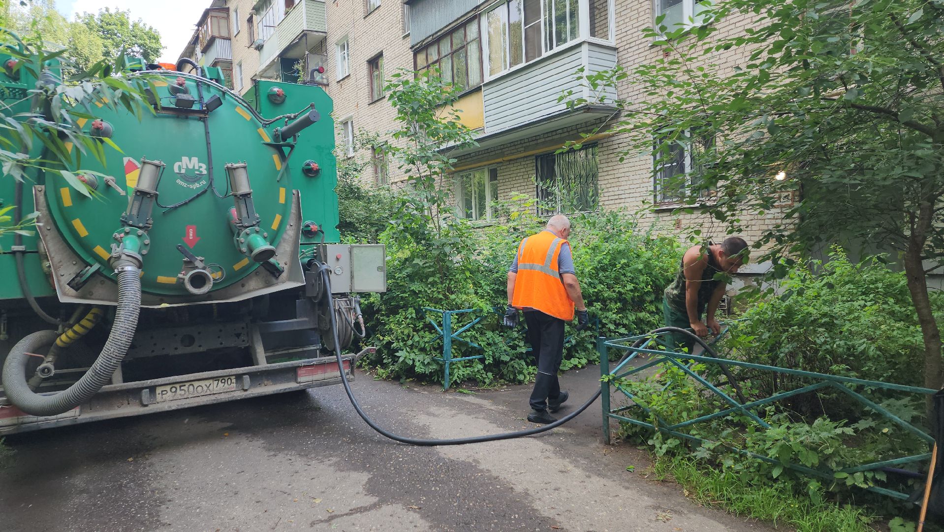 вертикалки, пушкино, засор канализации, засоры, ликвидация утечки, канализационные колодцы, канализационные сети,коммунальная служба,коммунальная техника,