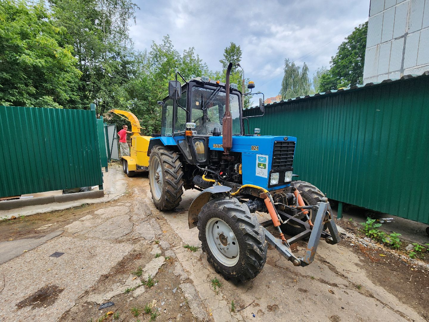 чехов, улица чехова 6а, удаление аварийных деревьев, удаление сухостоя, опиловка, измельчение веток, мбу чеховское благоустройство, добродел, машина-измельчитель, обращения жителей,