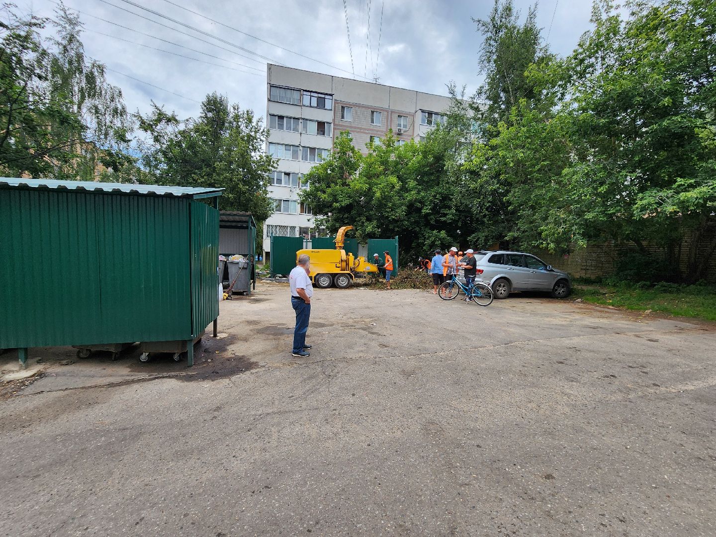 чехов, улица чехова 6а, удаление аварийных деревьев, удаление сухостоя, опиловка, измельчение веток, мбу чеховское благоустройство, добродел, машина-измельчитель, обращения жителей,