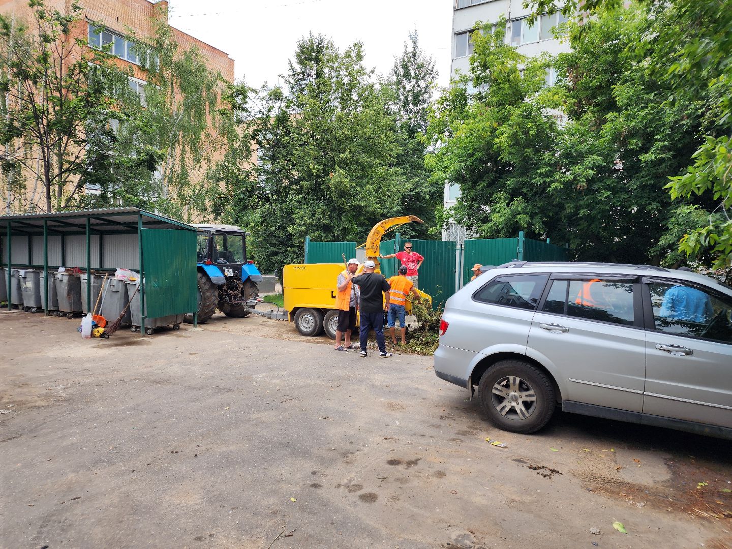 чехов, улица чехова 6а, удаление аварийных деревьев, удаление сухостоя, опиловка, измельчение веток, мбу чеховское благоустройство, добродел, машина-измельчитель, обращения жителей,