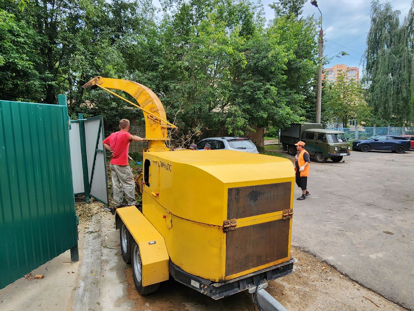 чехов, улица чехова 6а, удаление аварийных деревьев, удаление сухостоя, опиловка, измельчение веток, мбу чеховское благоустройство, добродел, машина-измельчитель, обращения жителей,