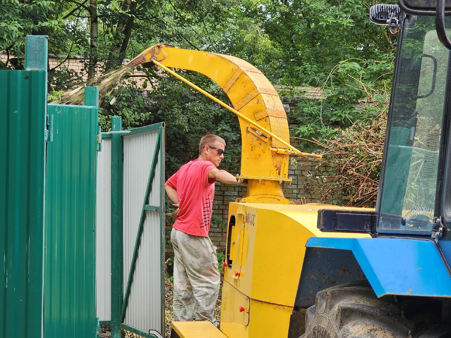 чехов, улица чехова 6а, удаление аварийных деревьев, удаление сухостоя, опиловка, измельчение веток, мбу чеховское благоустройство, добродел, машина-измельчитель, обращения жителей,