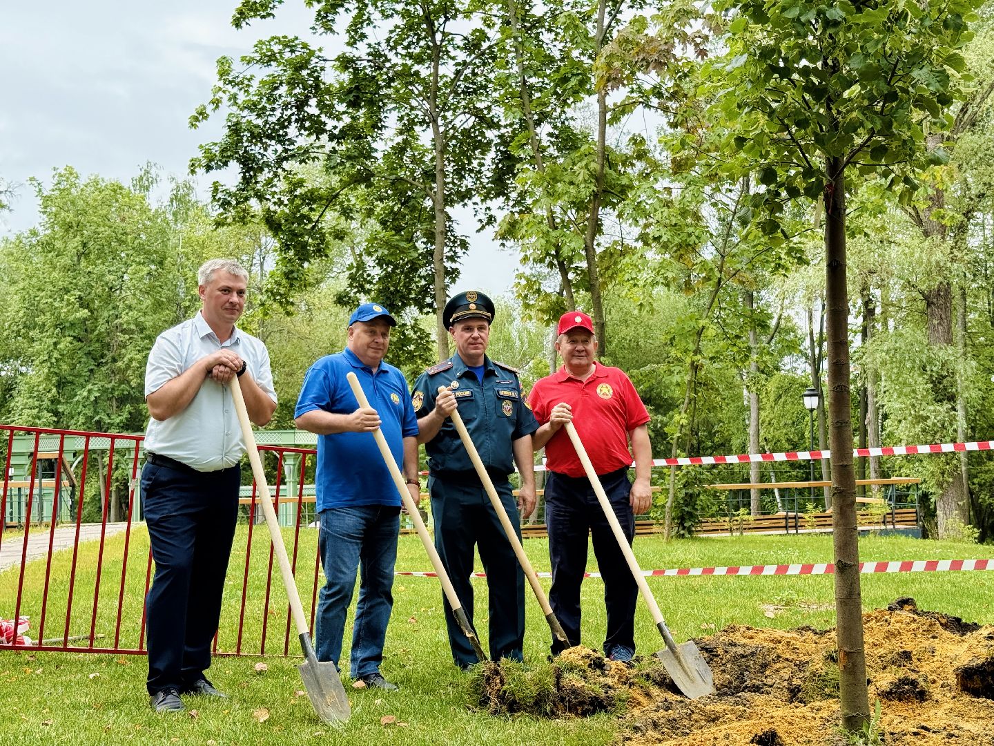 мчс россии, спасатели, высадка деревьев, раменский парк,