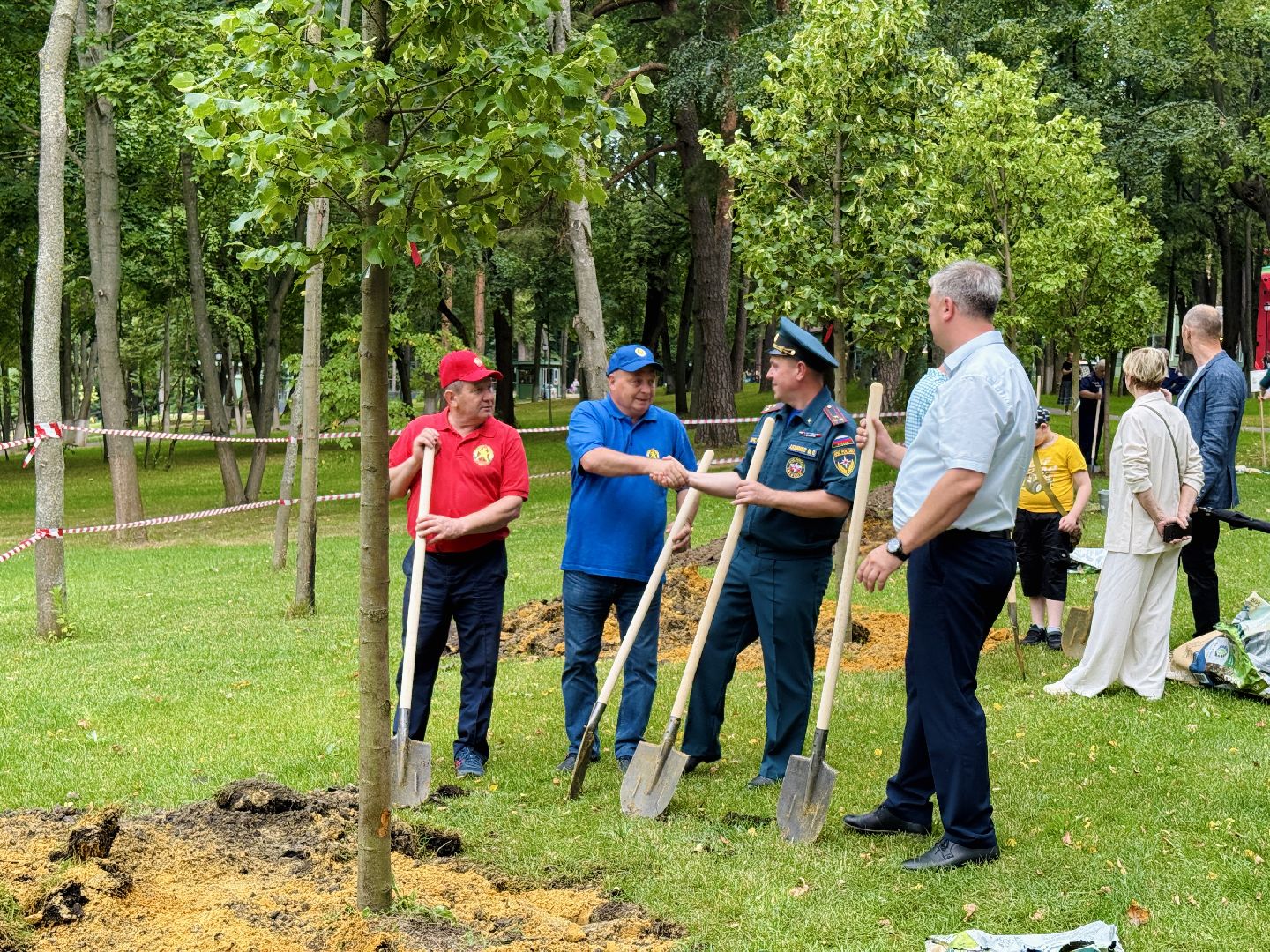 мчс россии, спасатели, высадка деревьев, раменский парк,