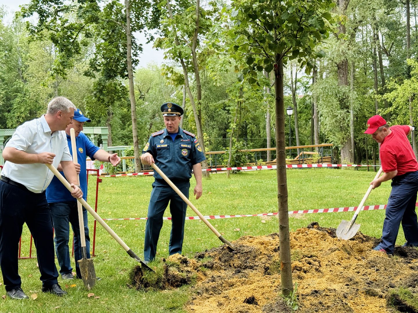 мчс россии, спасатели, высадка деревьев, раменский парк,