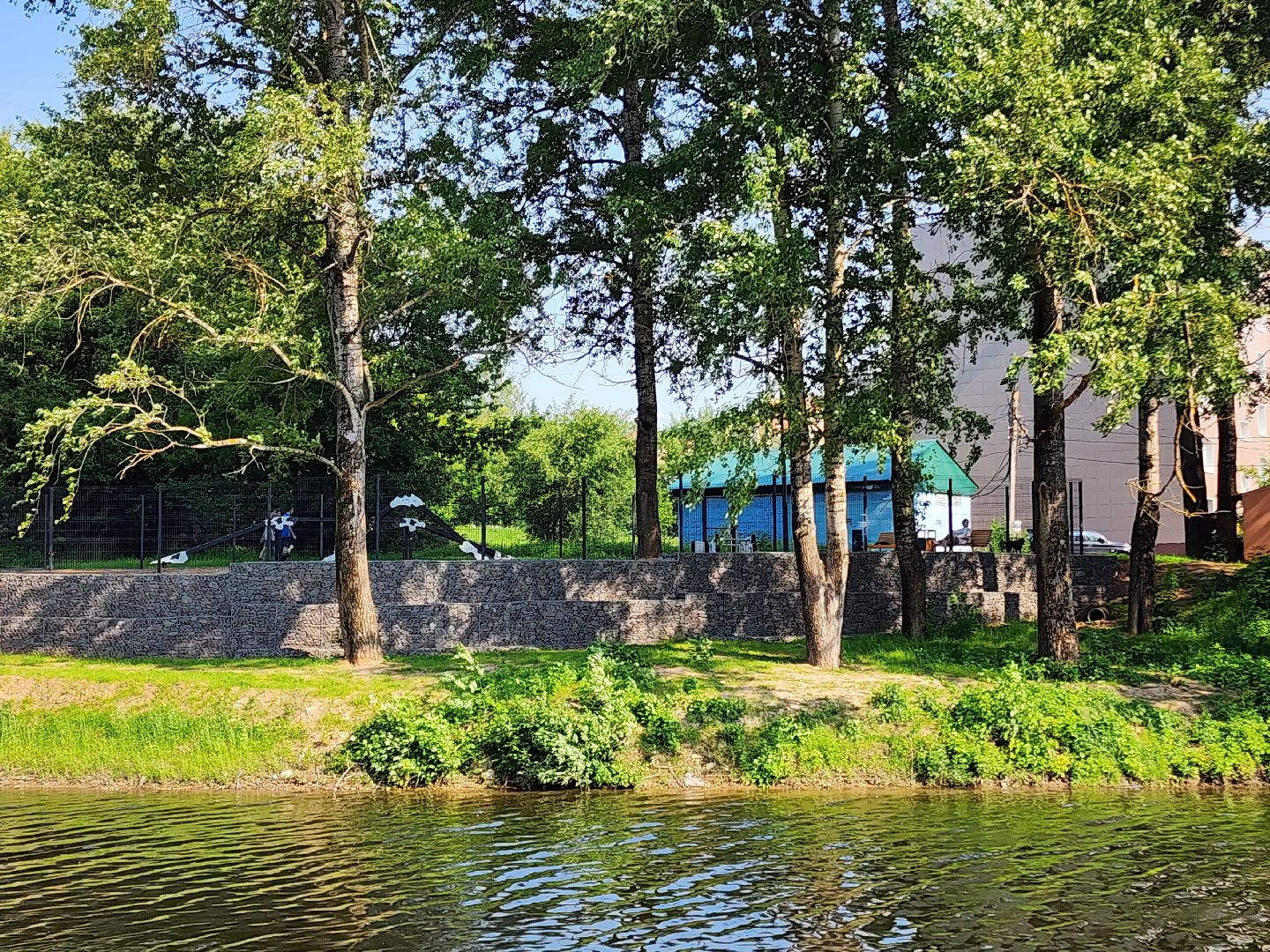 чехов, улица ильича, набережная реки теребенка, площадка для выгула собак, игровые элементы, прогулки и занятия с собаками, огороженная зона, скамейки и урны, благоустройство набережной, госпрограмма московской области, формирование комфортной городской среды,