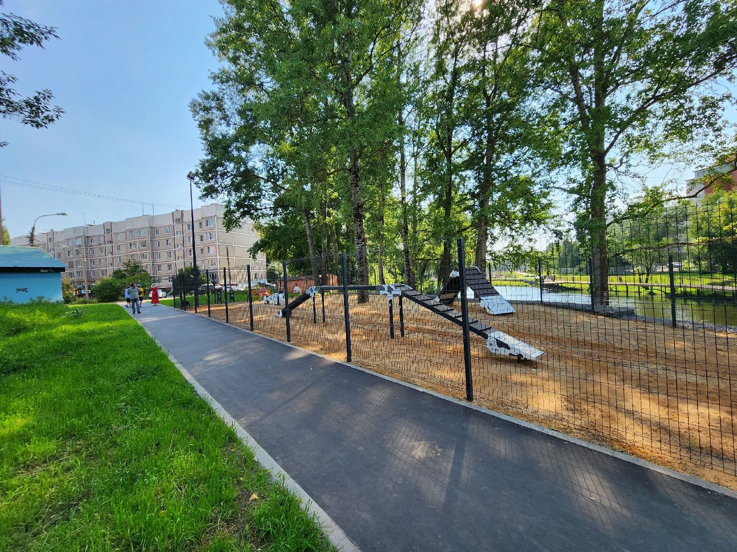 чехов, улица ильича, набережная реки теребенка, площадка для выгула собак, игровые элементы, прогулки и занятия с собаками, огороженная зона, скамейки и урны, благоустройство набережной, госпрограмма московской области, формирование комфортной городской среды,