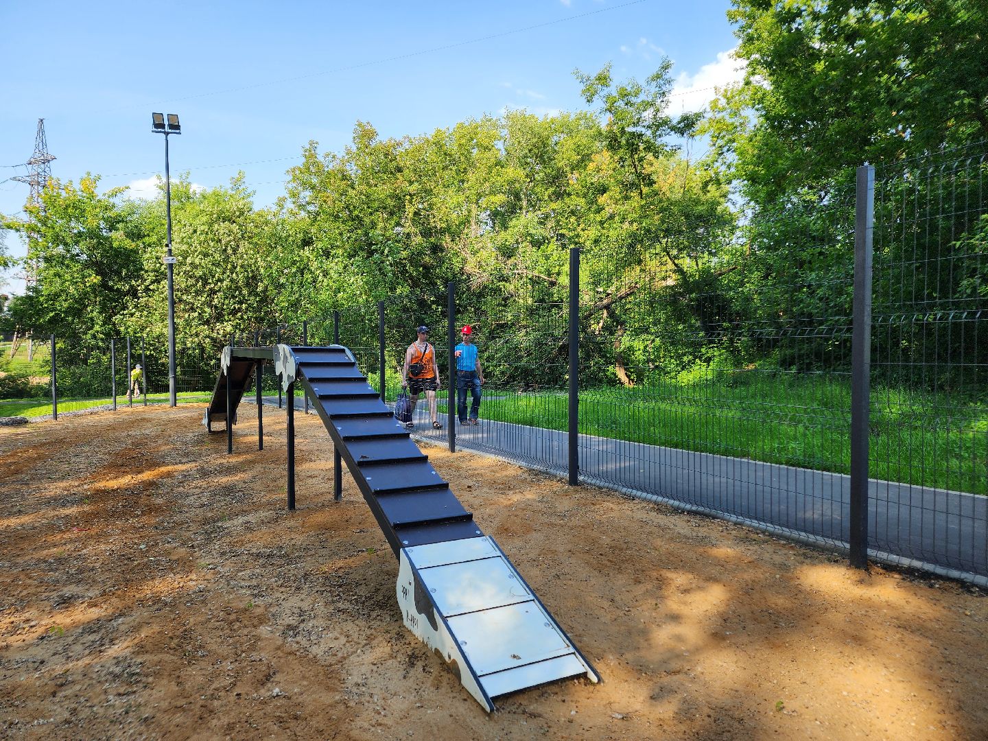 чехов, улица ильича, набережная реки теребенка, площадка для выгула собак, игровые элементы, прогулки и занятия с собаками, огороженная зона, скамейки и урны, благоустройство набережной, госпрограмма московской области, формирование комфортной городской среды,