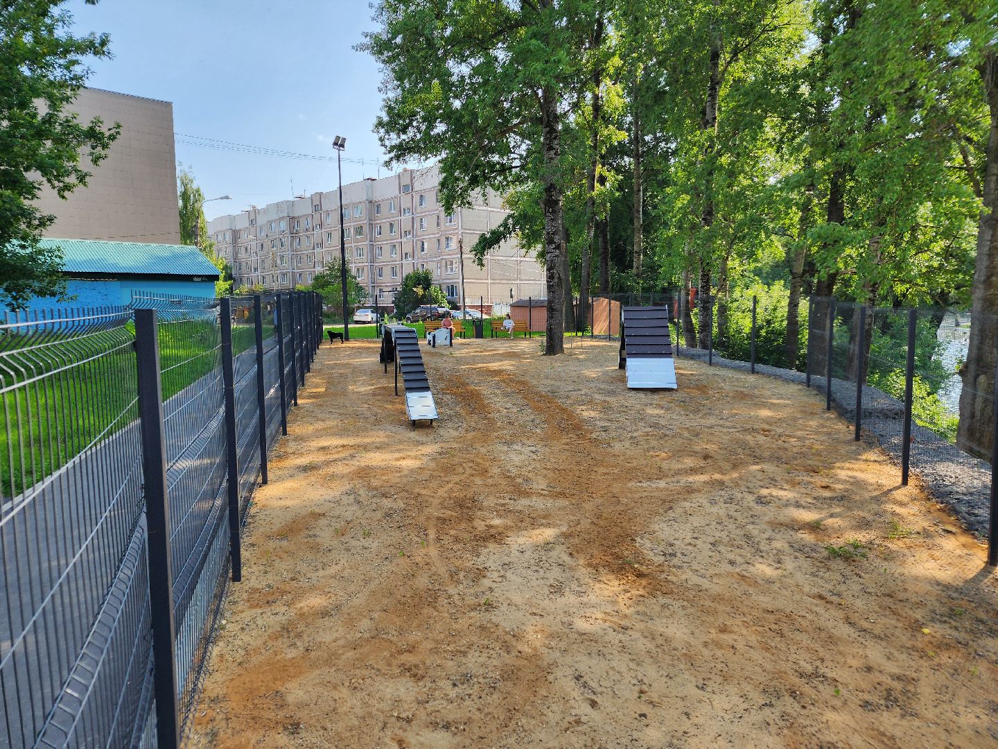 чехов, улица ильича, набережная реки теребенка, площадка для выгула собак, игровые элементы, прогулки и занятия с собаками, огороженная зона, скамейки и урны, благоустройство набережной, госпрограмма московской области, формирование комфортной городской среды,