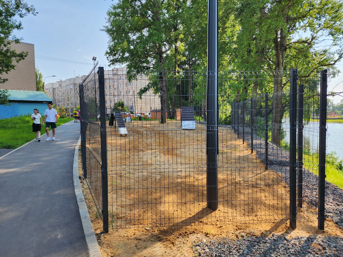 чехов, улица ильича, набережная реки теребенка, площадка для выгула собак, игровые элементы, прогулки и занятия с собаками, огороженная зона, скамейки и урны, благоустройство набережной, госпрограмма московской области, формирование комфортной городской среды,
