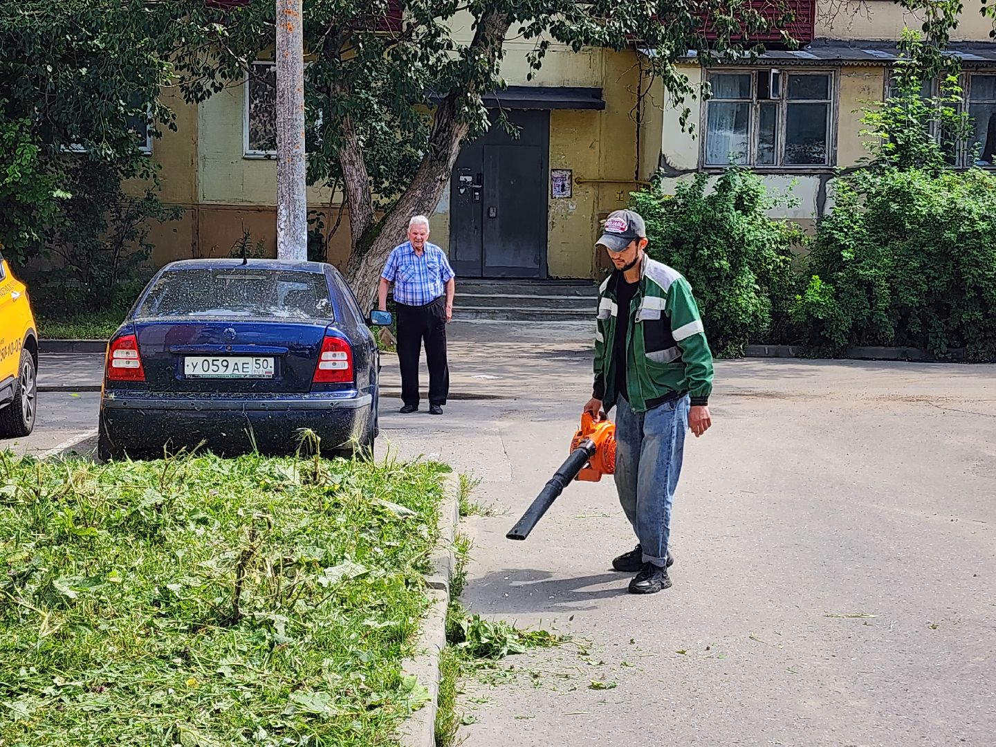 чехов, вишневый бульвар, покос травы, придомовая территория, уборка мусора, газонокосилки, триммеры, мбу чеховское благоустройство,заявки жителей, добродел,