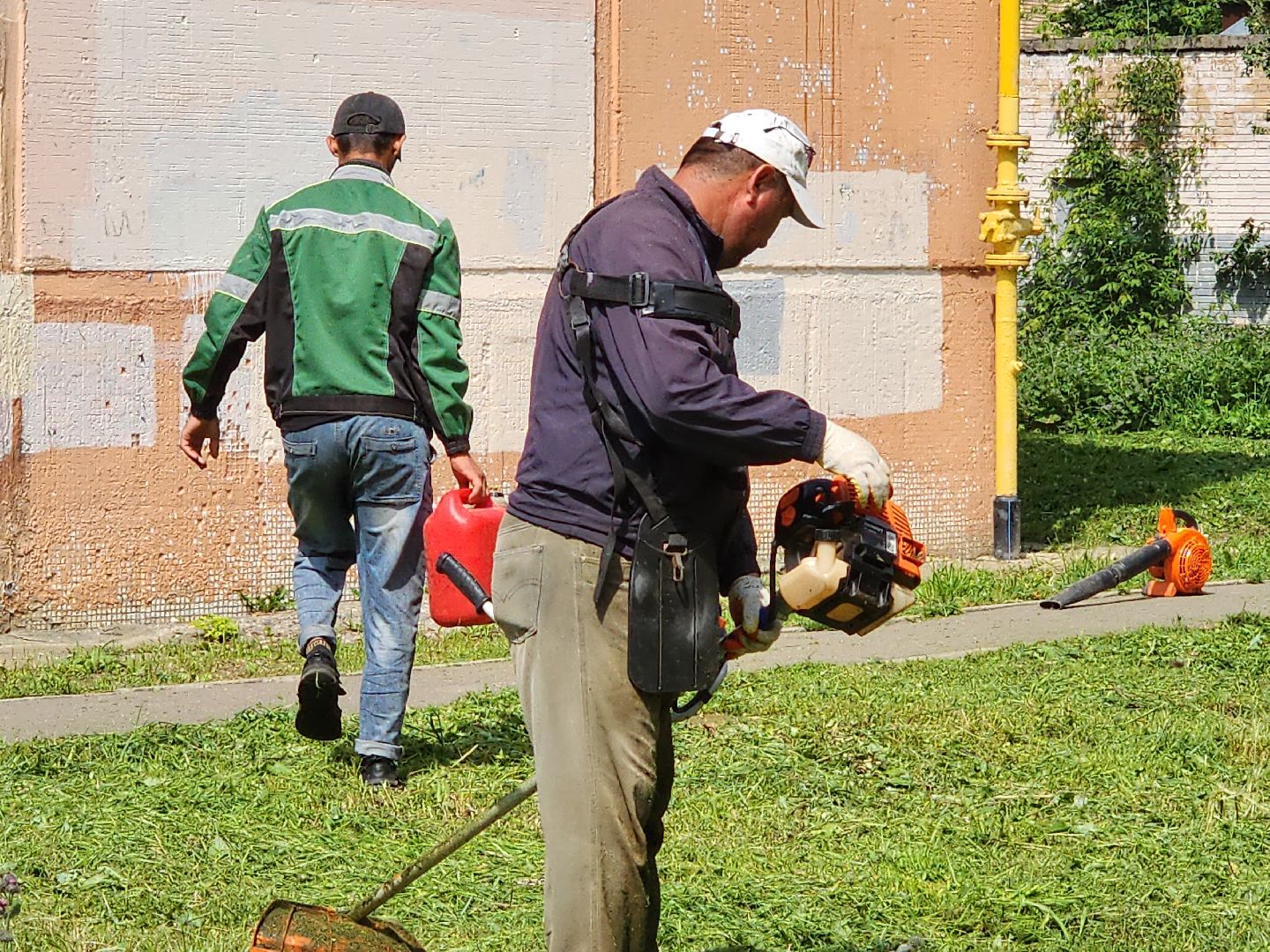 чехов, вишневый бульвар, покос травы, придомовая территория, уборка мусора, газонокосилки, триммеры, мбу чеховское благоустройство,заявки жителей, добродел,