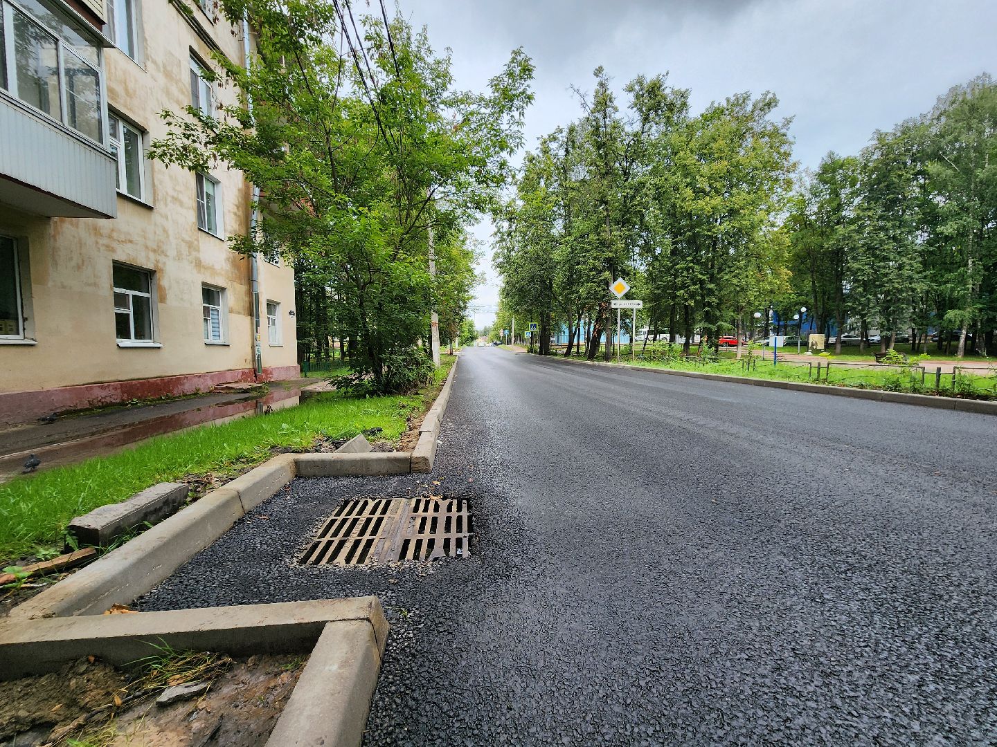 чехов, улица лопасненских ополченцев, дорожный ремонт, капремонт дороги, замена покрытия, новые бордюры, парковочные карманы, обновление проезжей части, тротуары, госпрограмма московской области, развитие дорожного комплекса, планы ремонта на 2025 год,